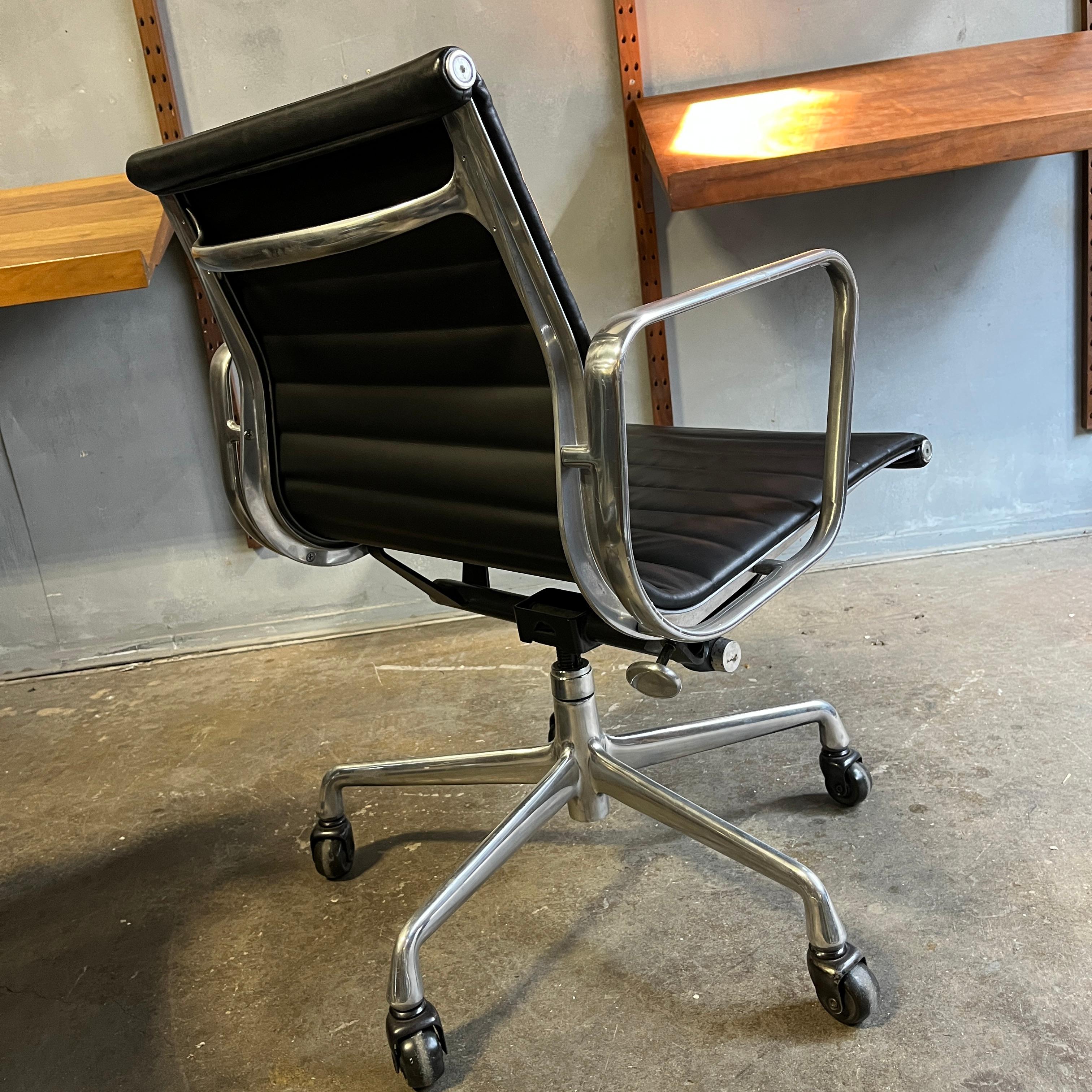 Mid-Century Eames Aluminium Group Management Chairs for Herman Miller 1