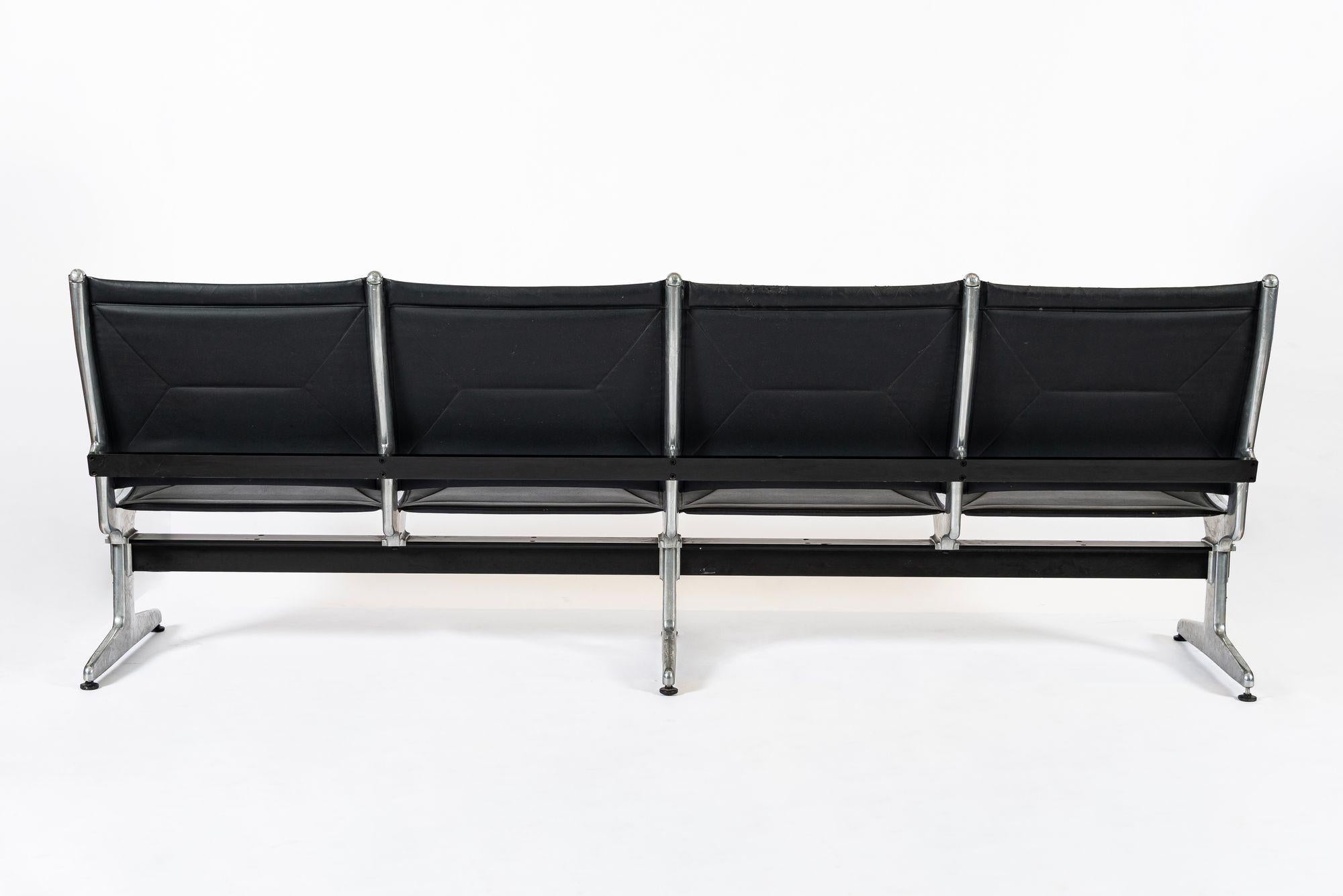 Seduta in tandem nera di metà secolo Eames per Herman Miller anni '90 in vendita 3