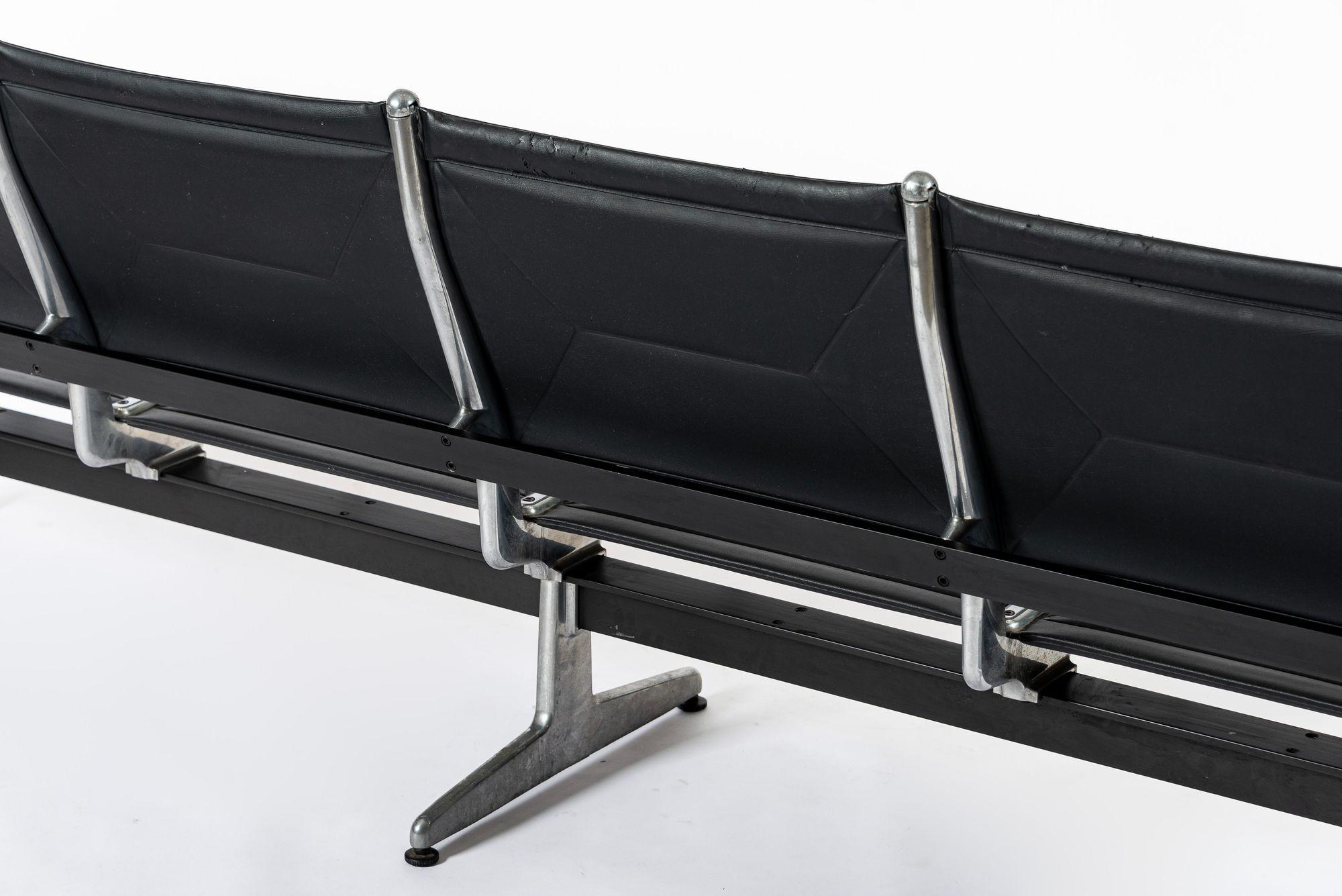 Seduta in tandem nera di metà secolo Eames per Herman Miller anni '90 in vendita 4