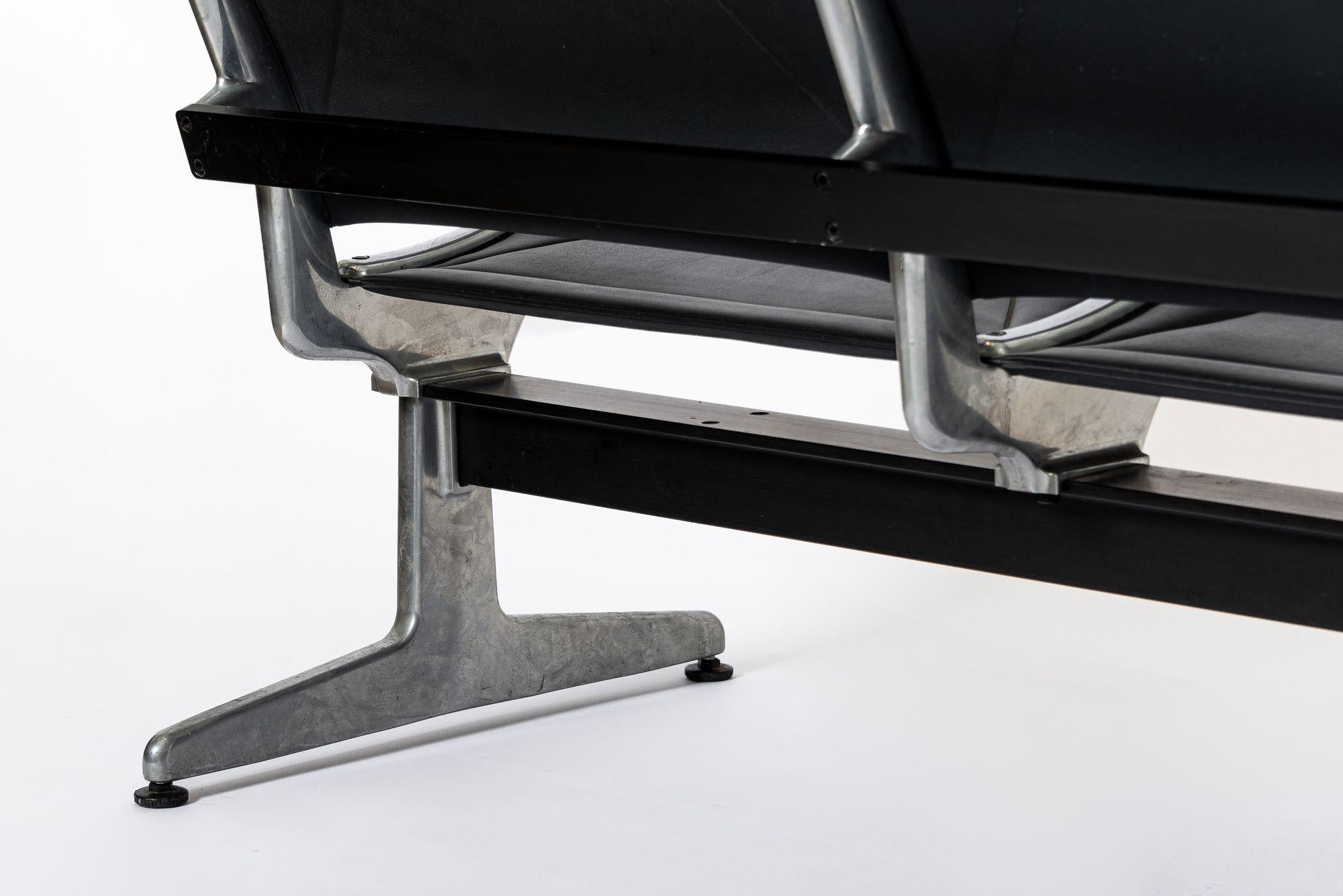 Seduta in tandem nera di metà secolo Eames per Herman Miller anni '90 in vendita 5