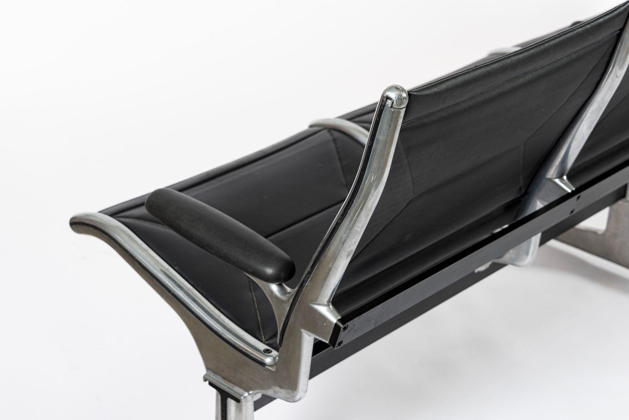 Seduta in tandem nera di metà secolo Eames per Herman Miller anni '90 in vendita 6