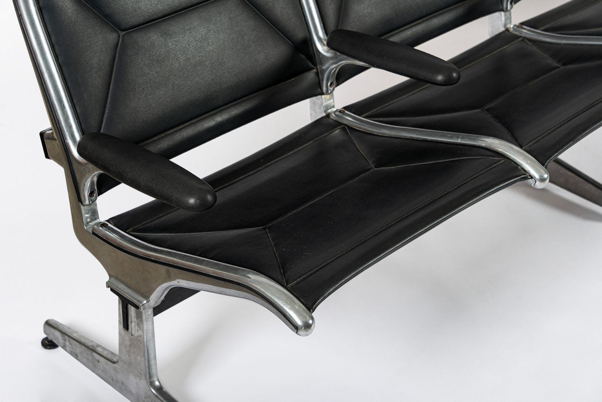 Seduta in tandem nera di metà secolo Eames per Herman Miller anni '90 In condizioni buone in vendita a Detroit, MI