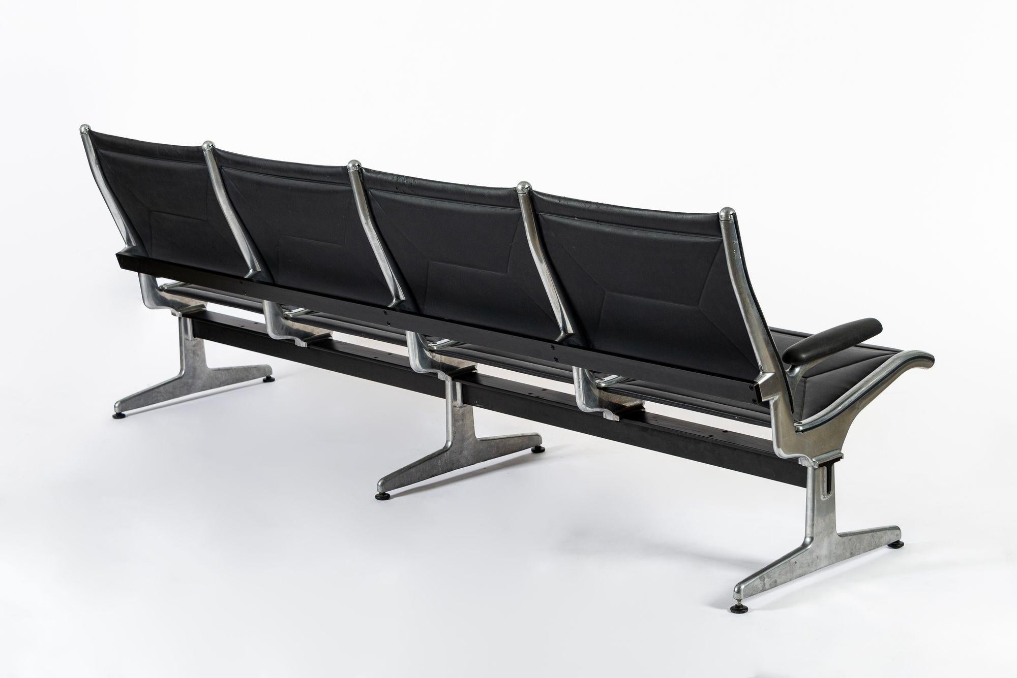 Seduta in tandem nera di metà secolo Eames per Herman Miller anni '90 in vendita 1