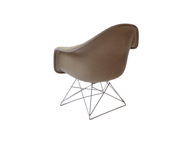 Midcentury Eames LAR Base Fiberglass Arm Lounge Chair Herman Miller, 1960s In Good Condition For Sale In Amsterdam, NL