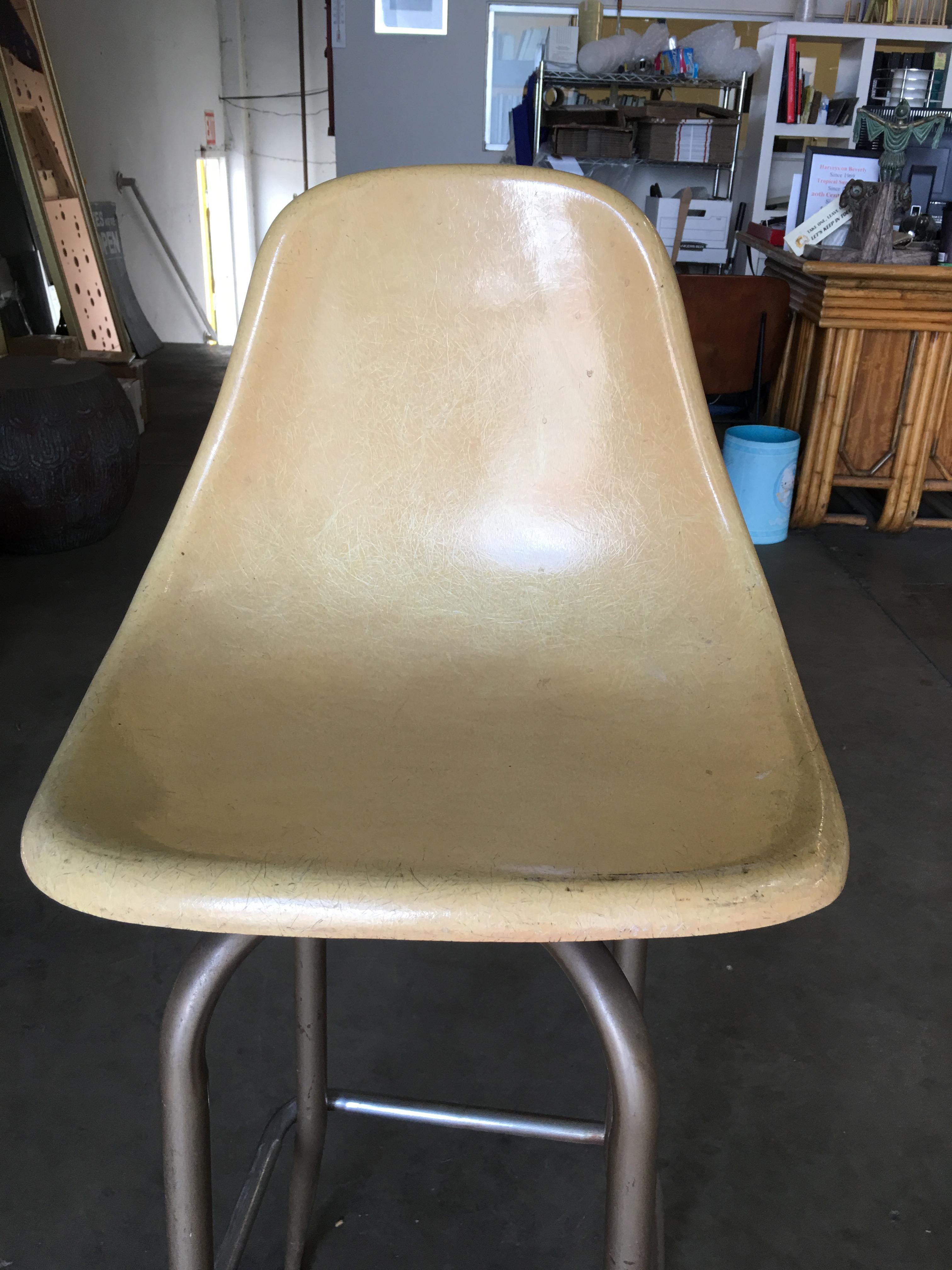 Midcentury Fiberglass Shell Swivel Bar Stool, Pair In Good Condition For Sale In Van Nuys, CA