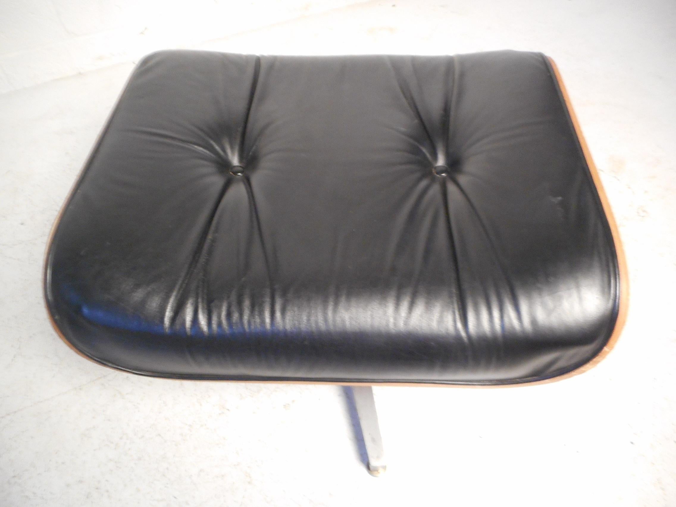 Midcentury Eames Style Swivel Lounge Chair and Ottoman In Good Condition In Brooklyn, NY