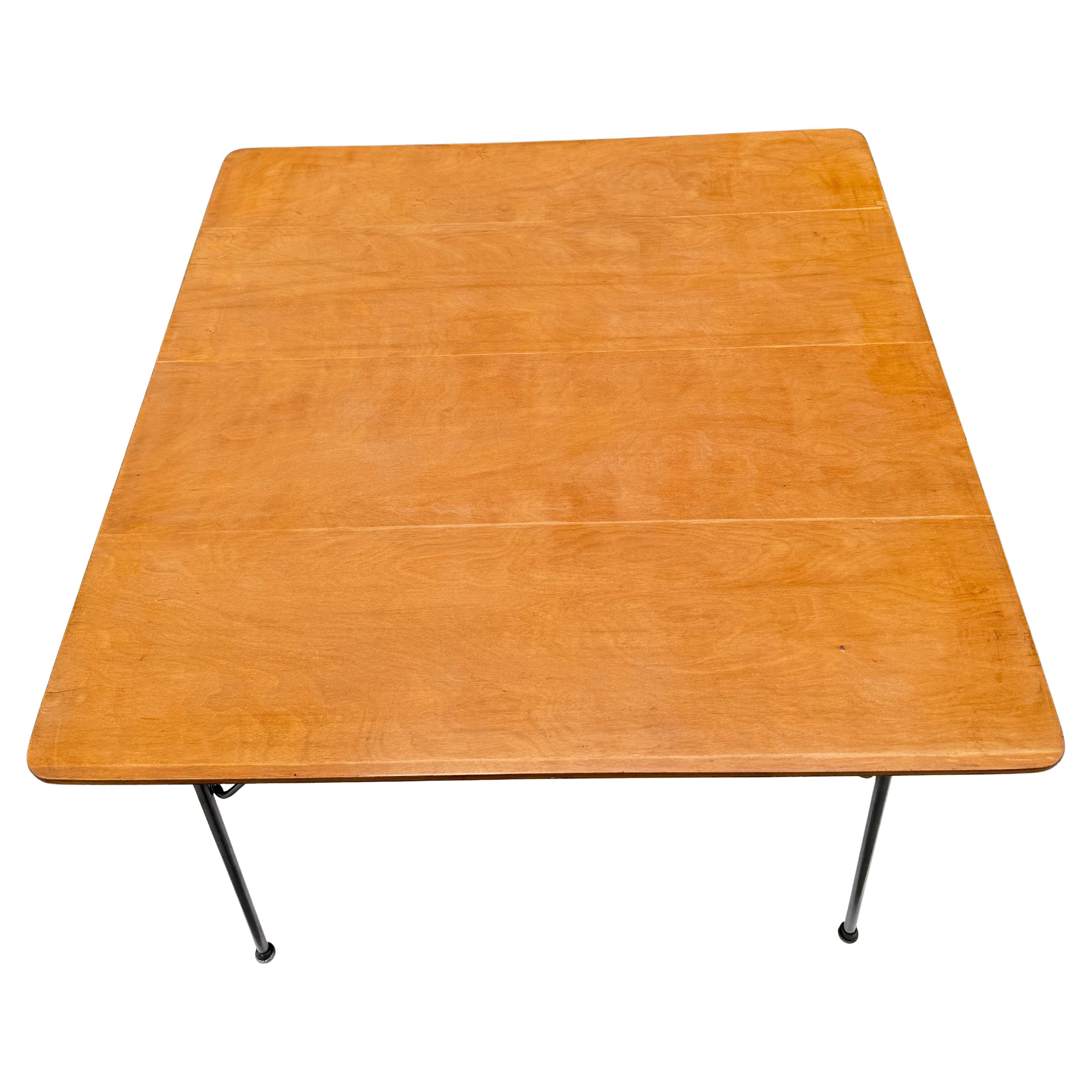 Merveilleux exemple de table de salle à manger ou de jeu très fonctionnelle par Charles et Ray Eames pour Herman Miller, 1954. Plateau rectangulaire en bouleau avec pieds repliables en acier chromé. 