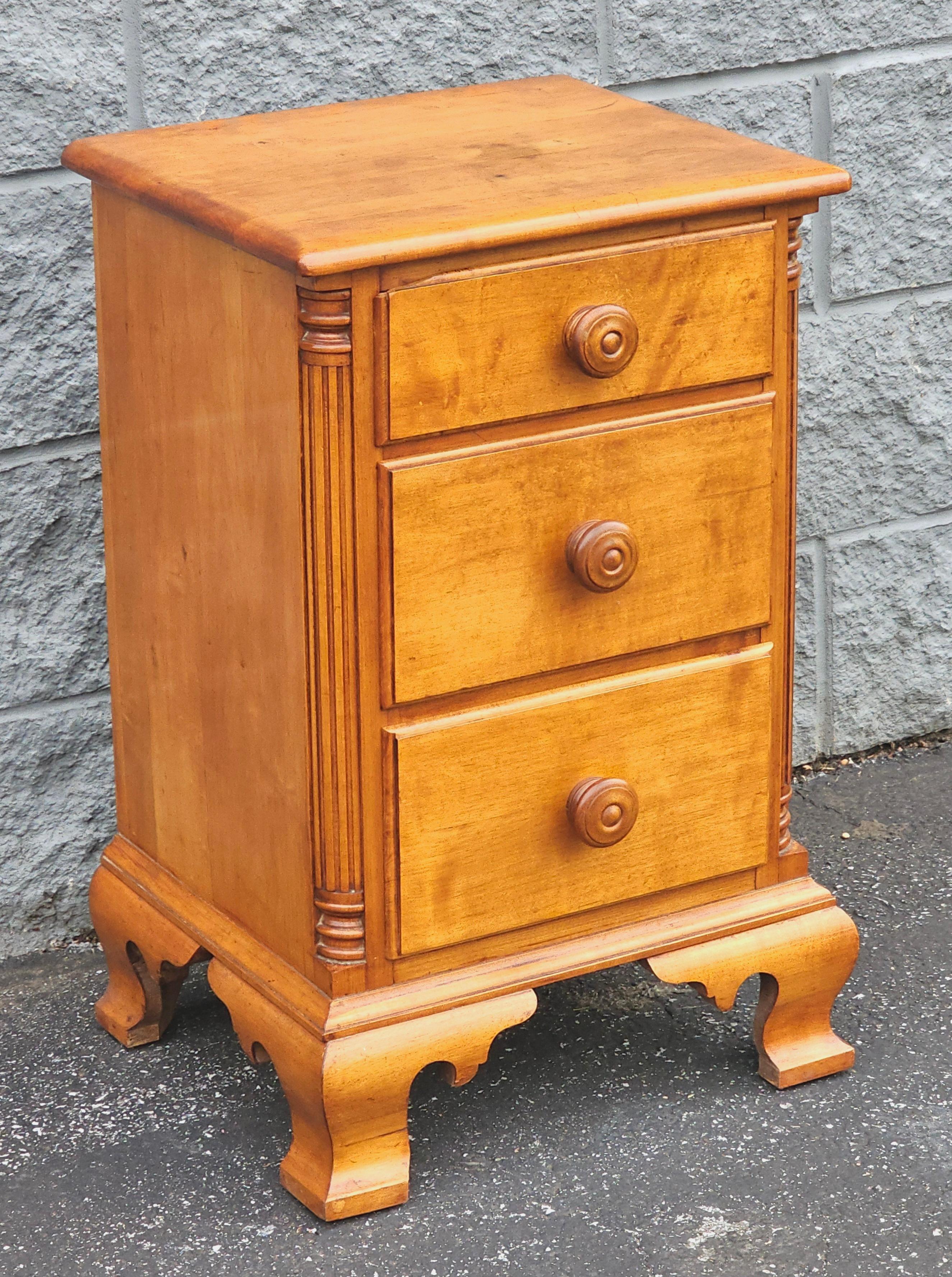 Mid Century Early American Style Maple Bedside Chest of Drawers Nightstand For Sale 4