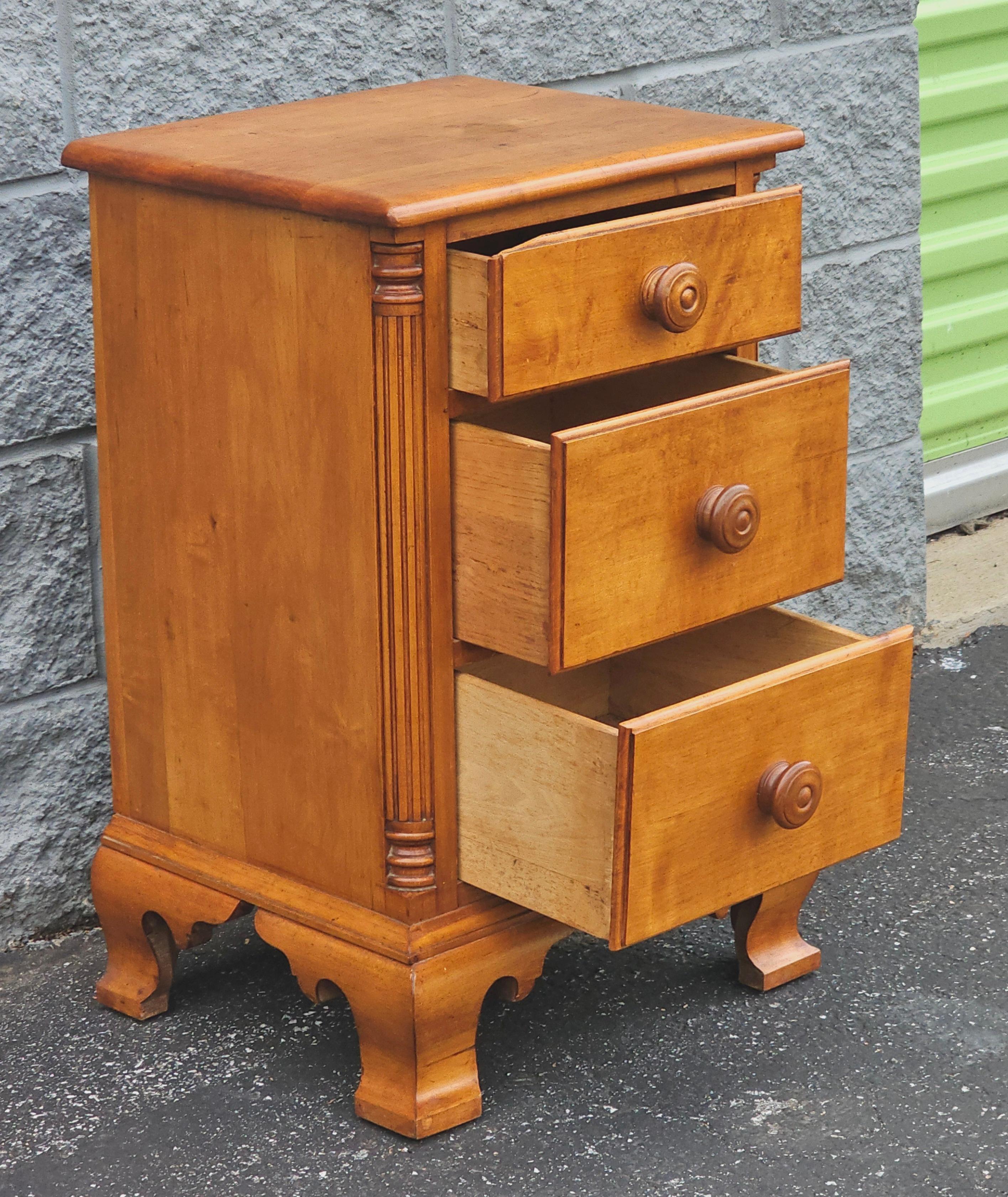 Mid Century Early American Style Maple Bedside Chest of Drawers Nightstand For Sale 5