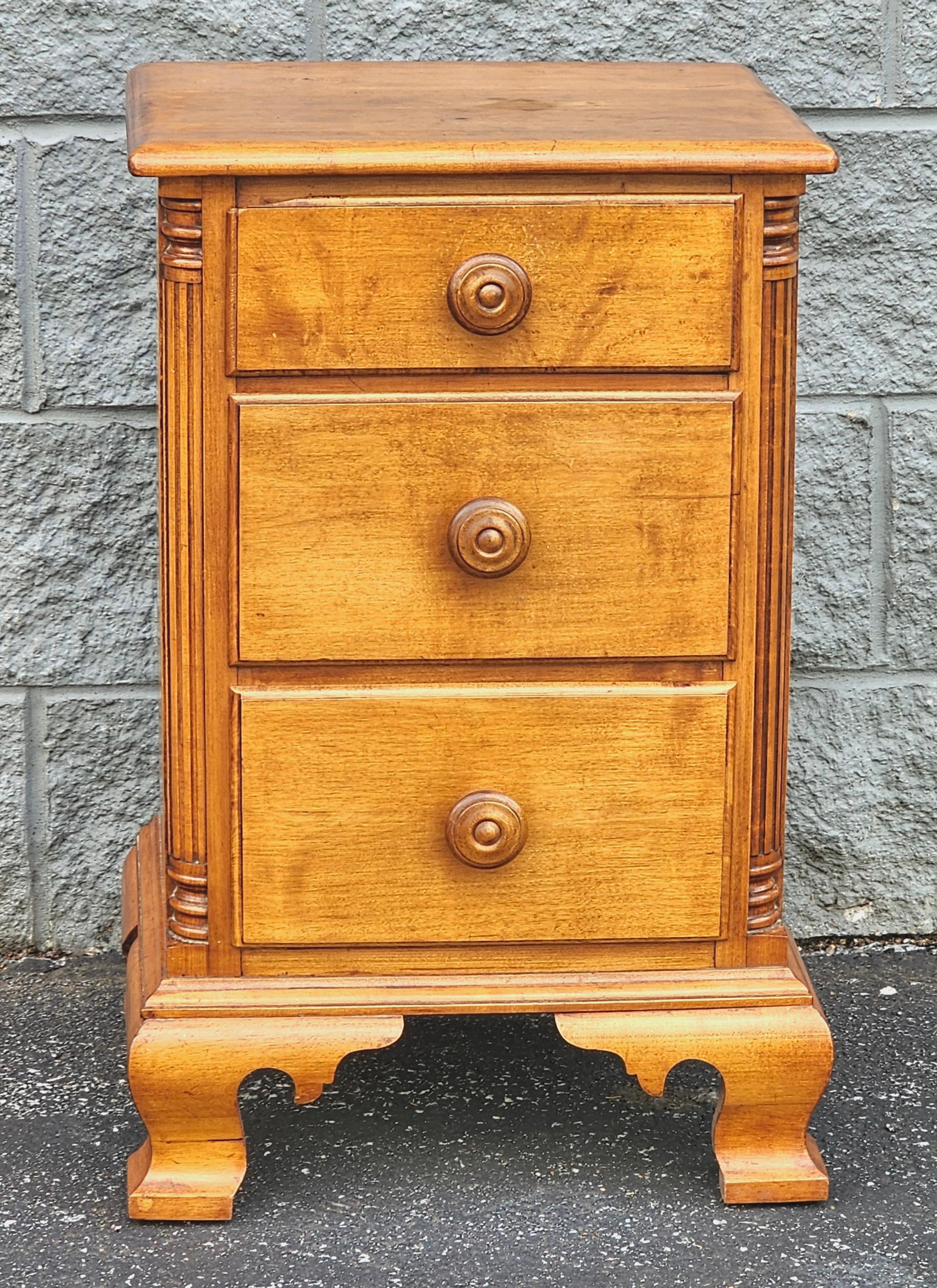 Mid Century Early American Style Maple Bedside Chest of Drawers Nightstand For Sale 6