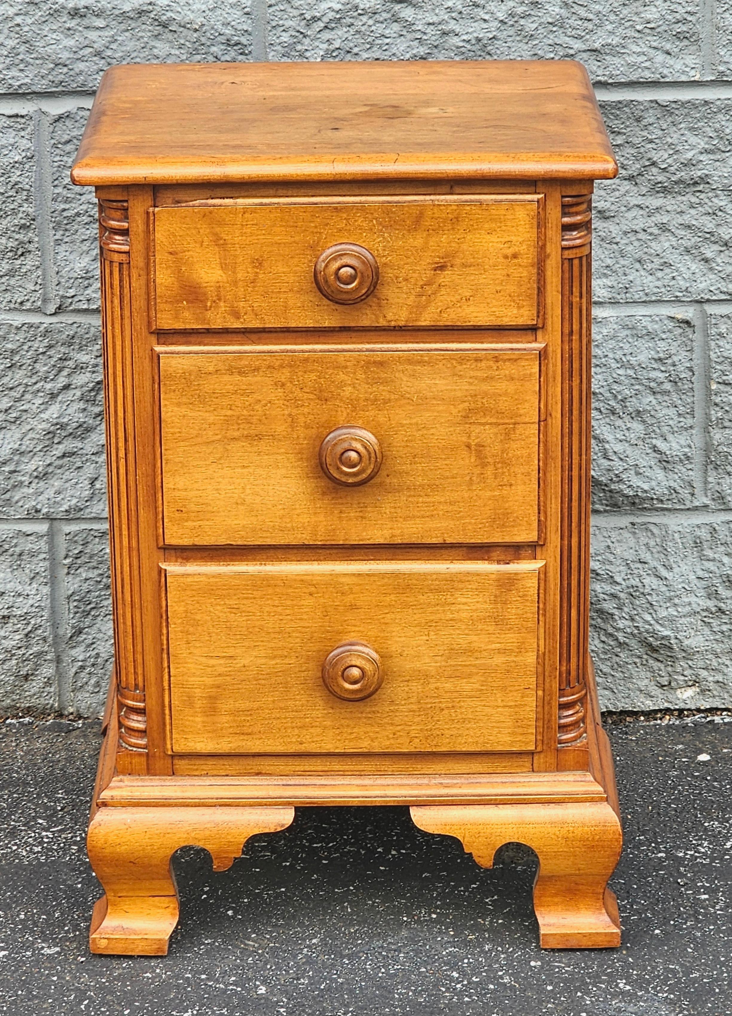 Mid Century Early American Style Maple Bedside Chest of Drawers Nightstand For Sale 7