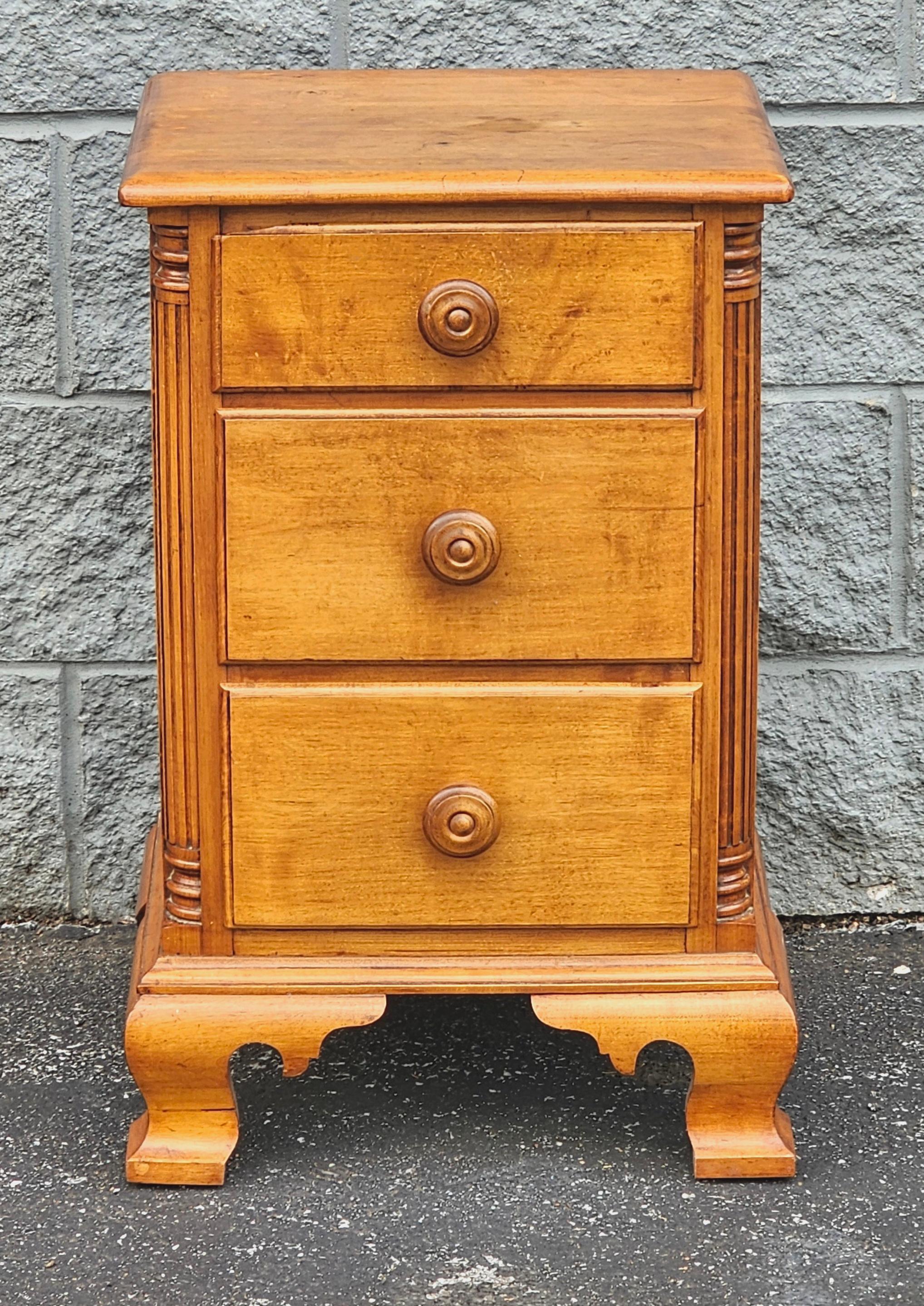 Mid Century Early American Style Maple Bedside Chest of Drawers Nightstand For Sale 8