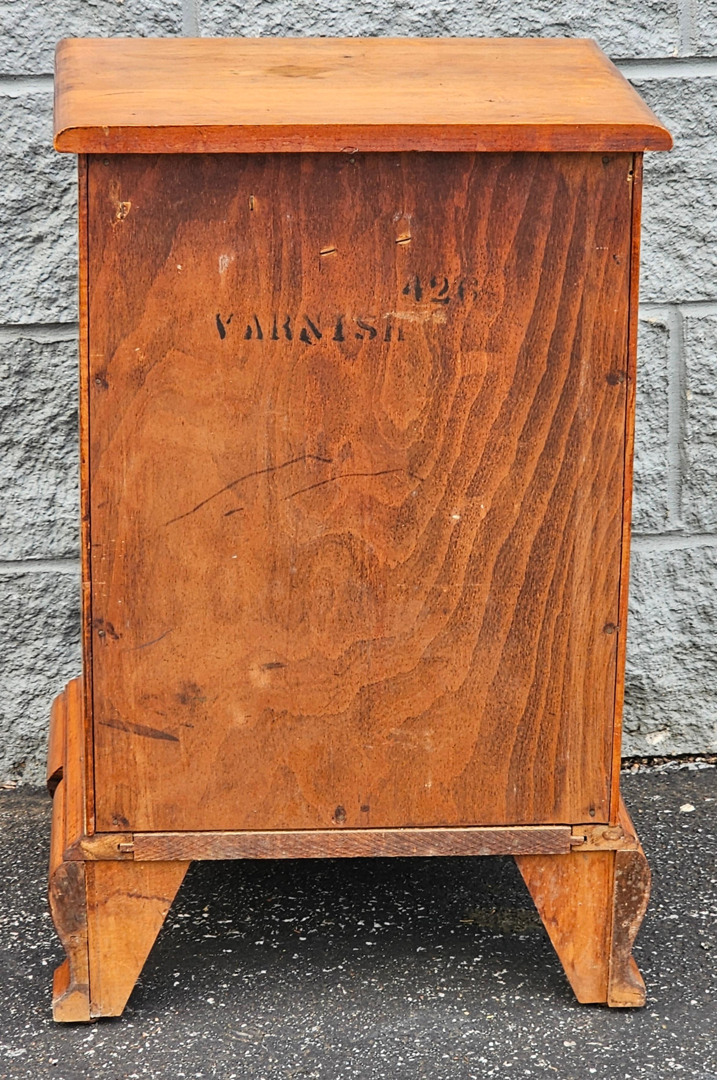 Mid Century Early American Style Maple Bedside Chest of Drawers Nightstand For Sale 9
