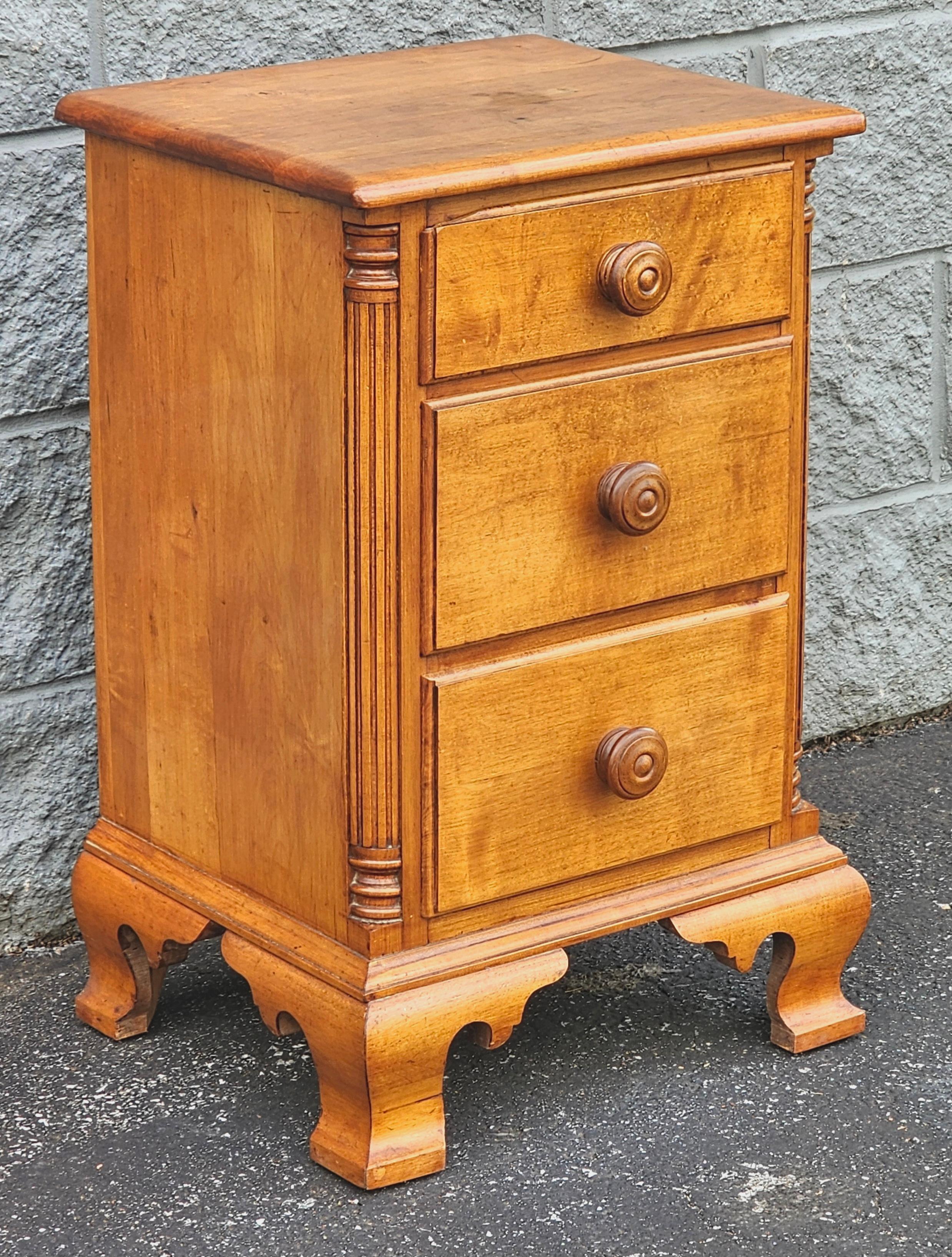 American Colonial Mid Century Early American Style Maple Bedside Chest of Drawers Nightstand For Sale