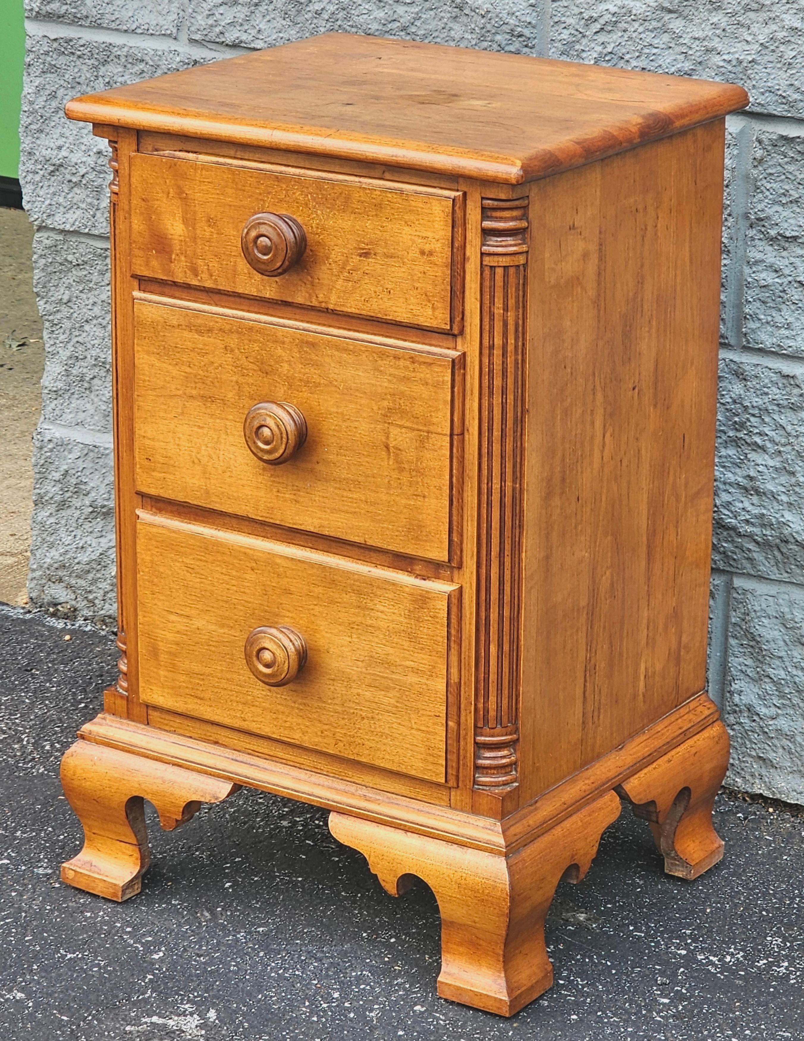 Varnished Mid Century Early American Style Maple Bedside Chest of Drawers Nightstand For Sale