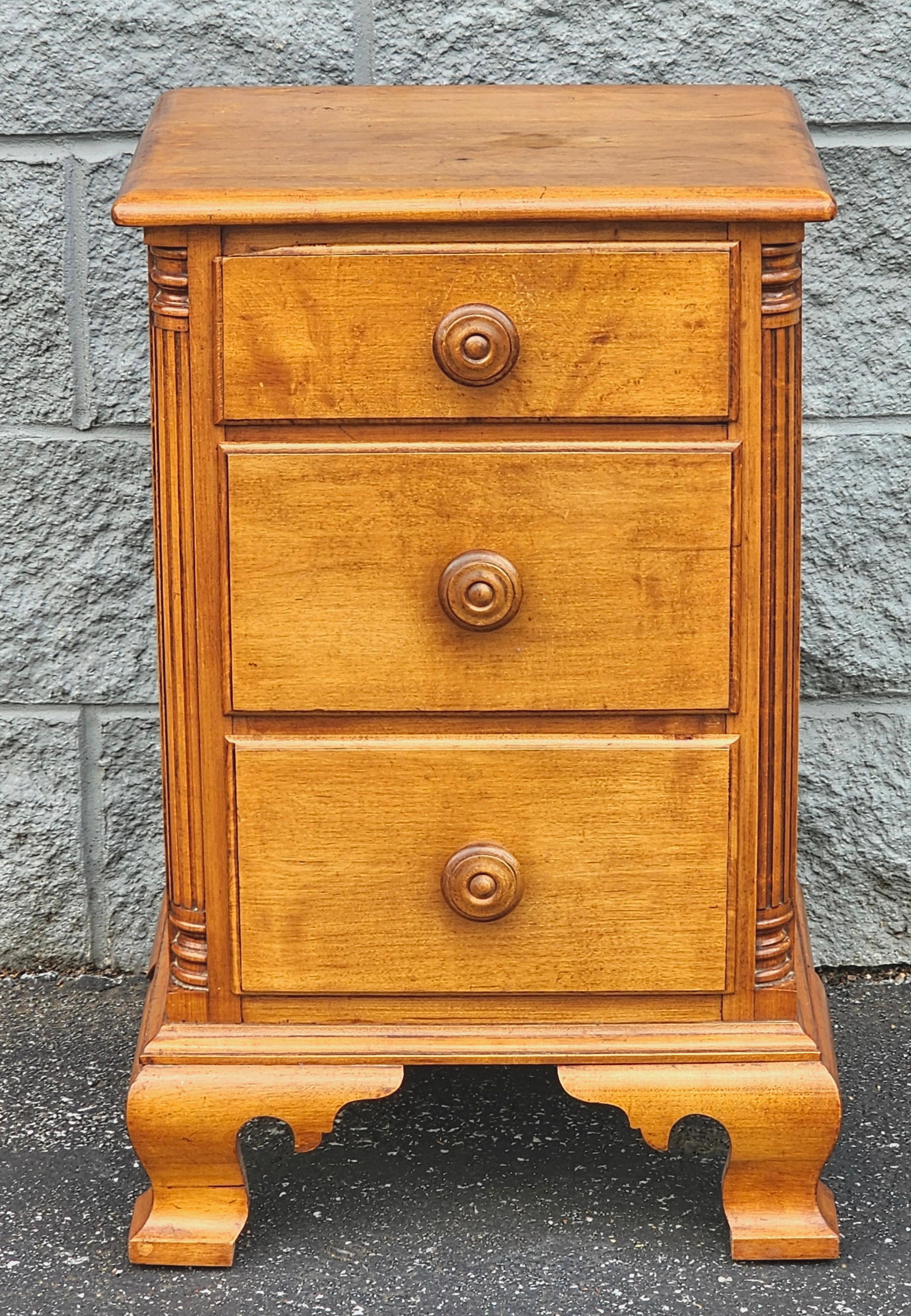 Mid Century Early American Style Maple Bedside Chest of Drawers Nightstand In Good Condition For Sale In Germantown, MD