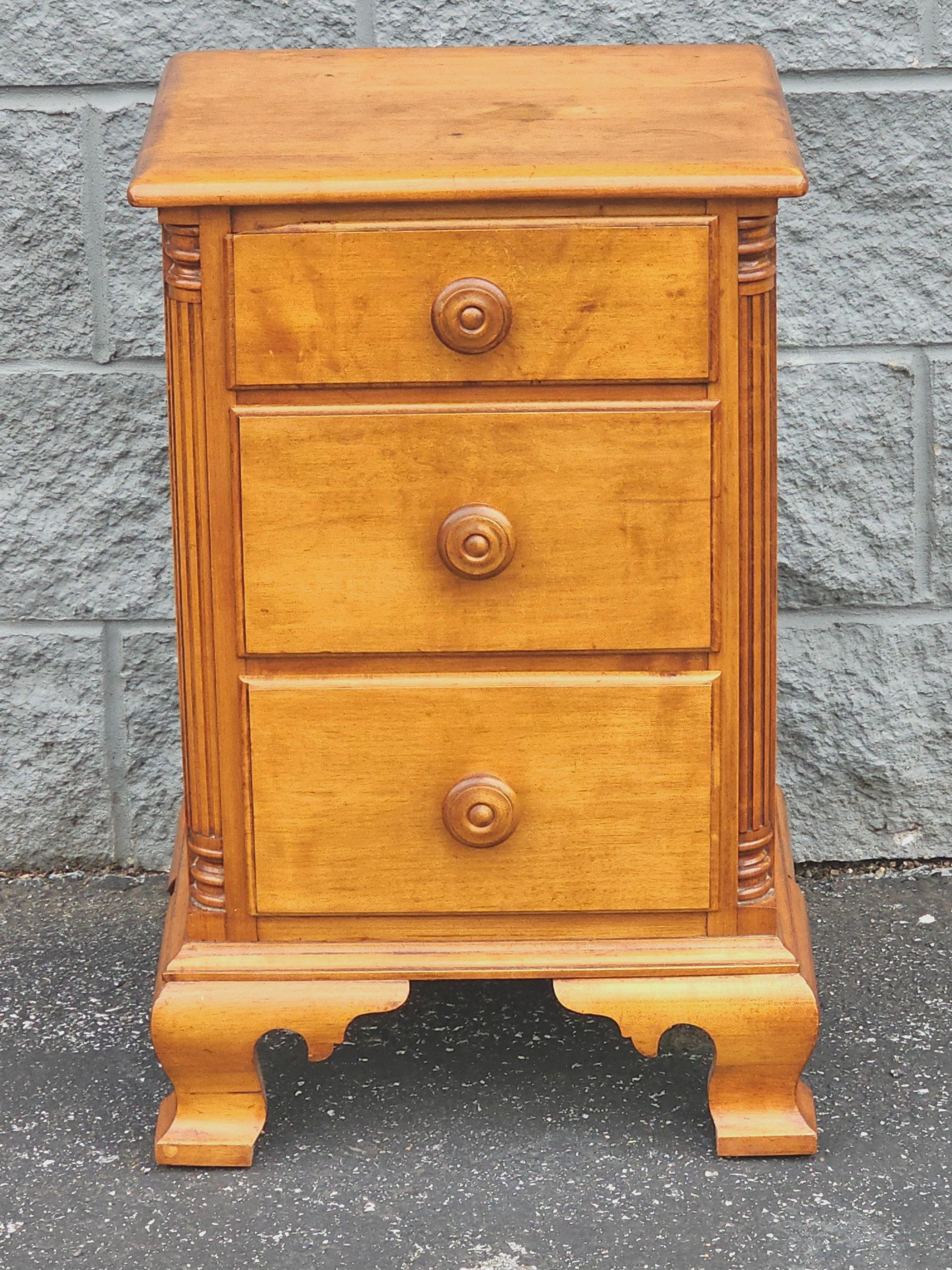 Mid Century Early American Style Maple Bedside Chest of Drawers Nightstand For Sale 3
