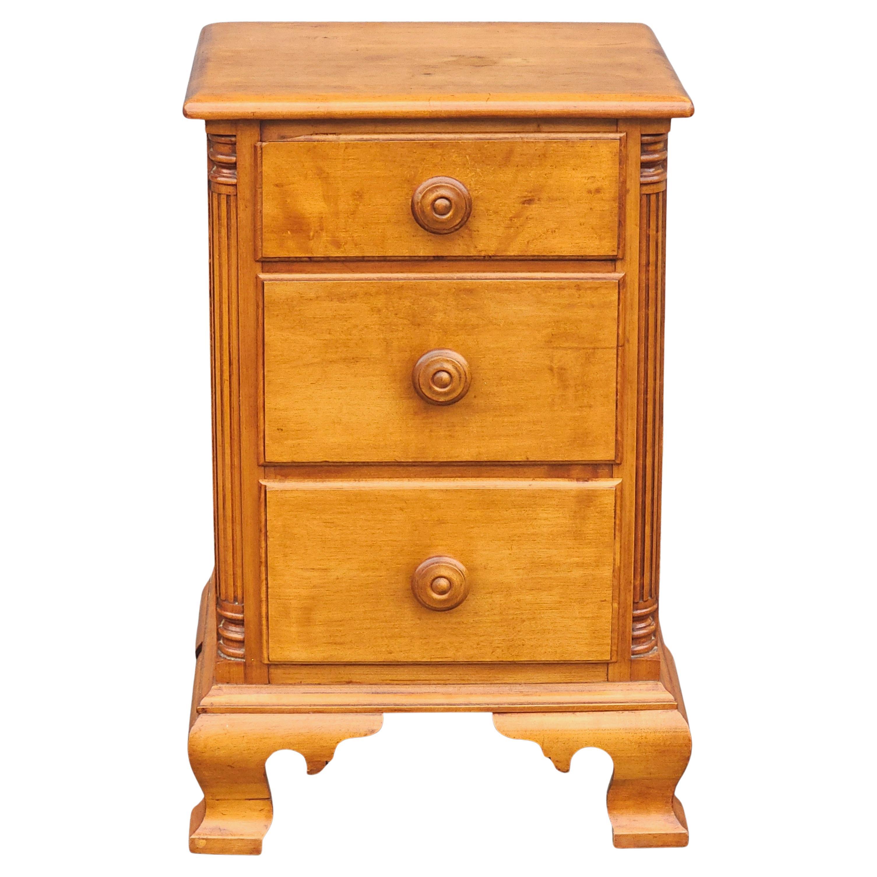 Mid Century Early American Style Maple Bedside Chest of Drawers Nightstand For Sale