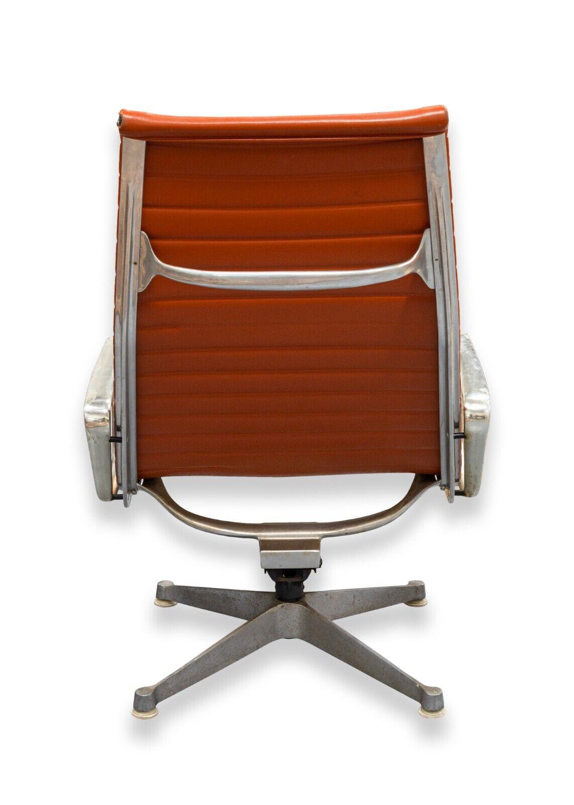 Mid Century Early Eames for Herman Miller Aluminum Group Swivel Office Chair In Good Condition In Keego Harbor, MI