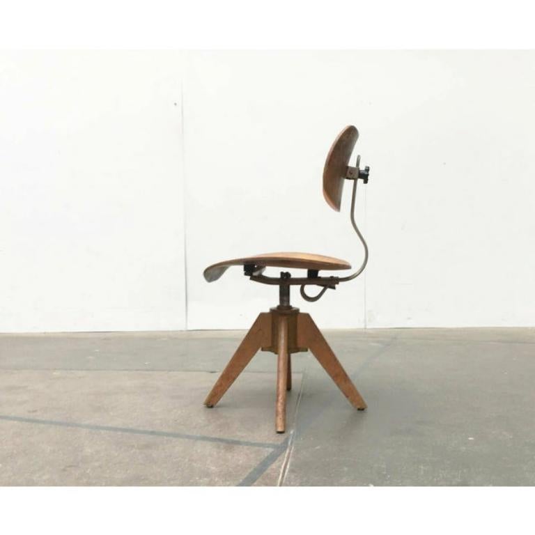Very rare office swivel chair from the series of tubular steel spring chairs by egon eiermann. A rare collector's item.

A robust version of the se 40 with a wooden base. Like all of eiermann's furniture designs, the se 40 impresses with its