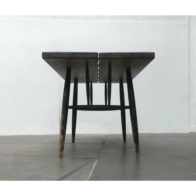 Tavolo da pranzo Pirkka originale di Laukaan Puu su disegno di Ilmari Tapiovaara degli anni Cinquanta.

Un tapiovaara originale dell'epoca e nessuna replica attuale. Il design combina rusticità ed eleganza. Rustico nella materialità, elegante nella