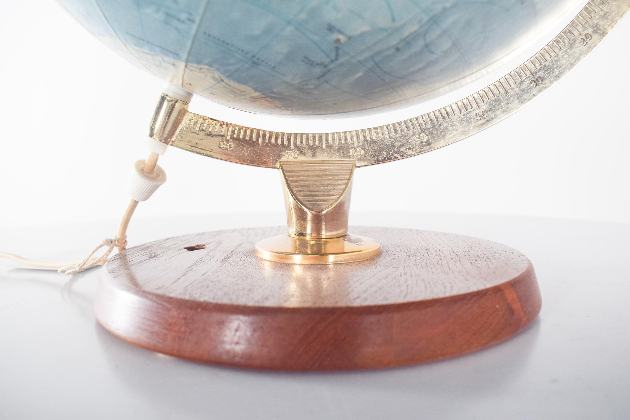 Mid-Century Earth Globe Electrified In Fair Condition For Sale In Lisboa, Lisboa