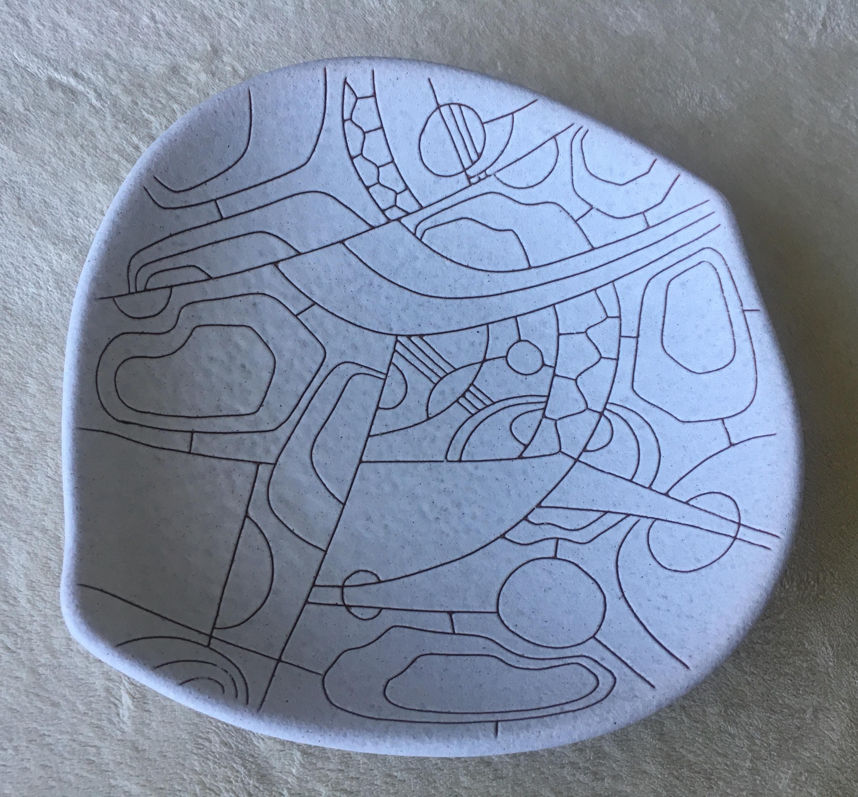 Unique midcentury decorative dish.
Hand painted and etched decor, circa 1950s.
Signed.

A Classic example of the 1950s California Craft movement. 

Name of ceramic artist is unknown.