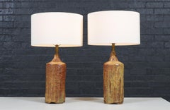 Lampe de table du milieu du siècle à l'émail terreux et au design abstrait en relief