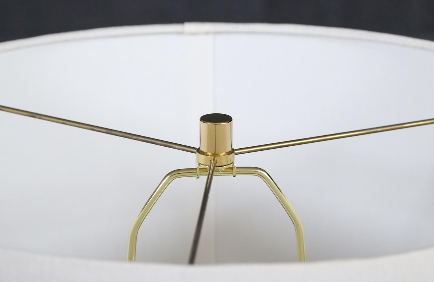Américain Lampe de table du milieu du siècle à l'émail terreux et au design abstrait en relief en vente