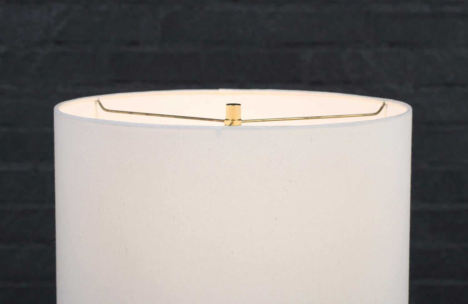 Lampe de table du milieu du siècle à l'émail terreux et au design abstrait en relief Excellent état - En vente à Los Angeles, CA