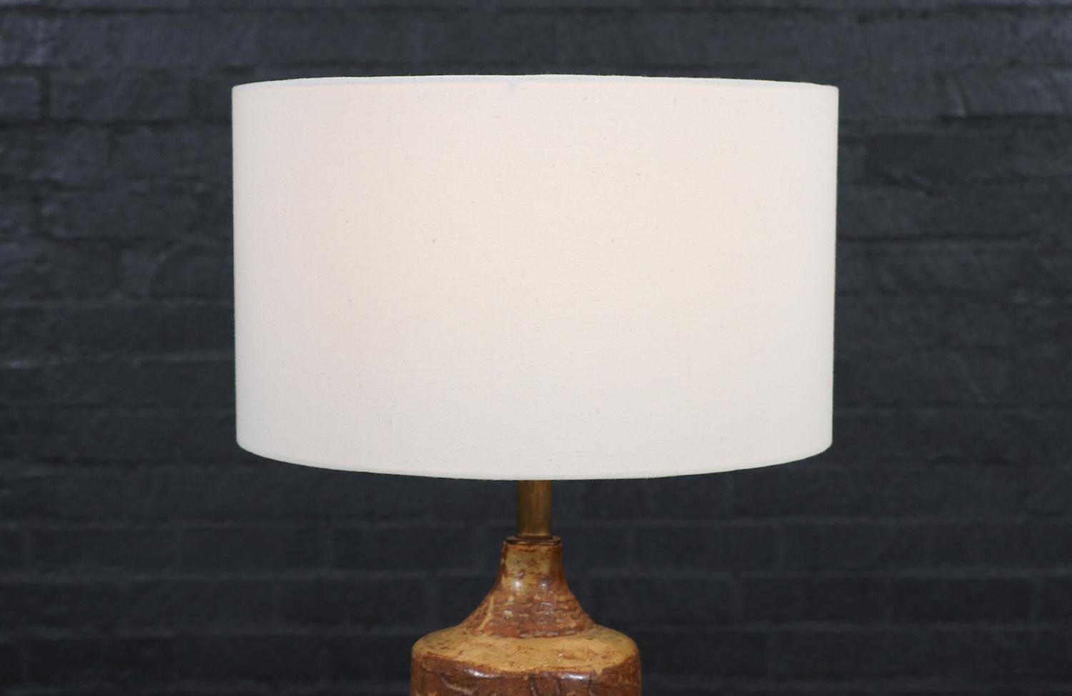 Fin du 20e siècle Lampe de table du milieu du siècle à l'émail terreux et au design abstrait en relief en vente