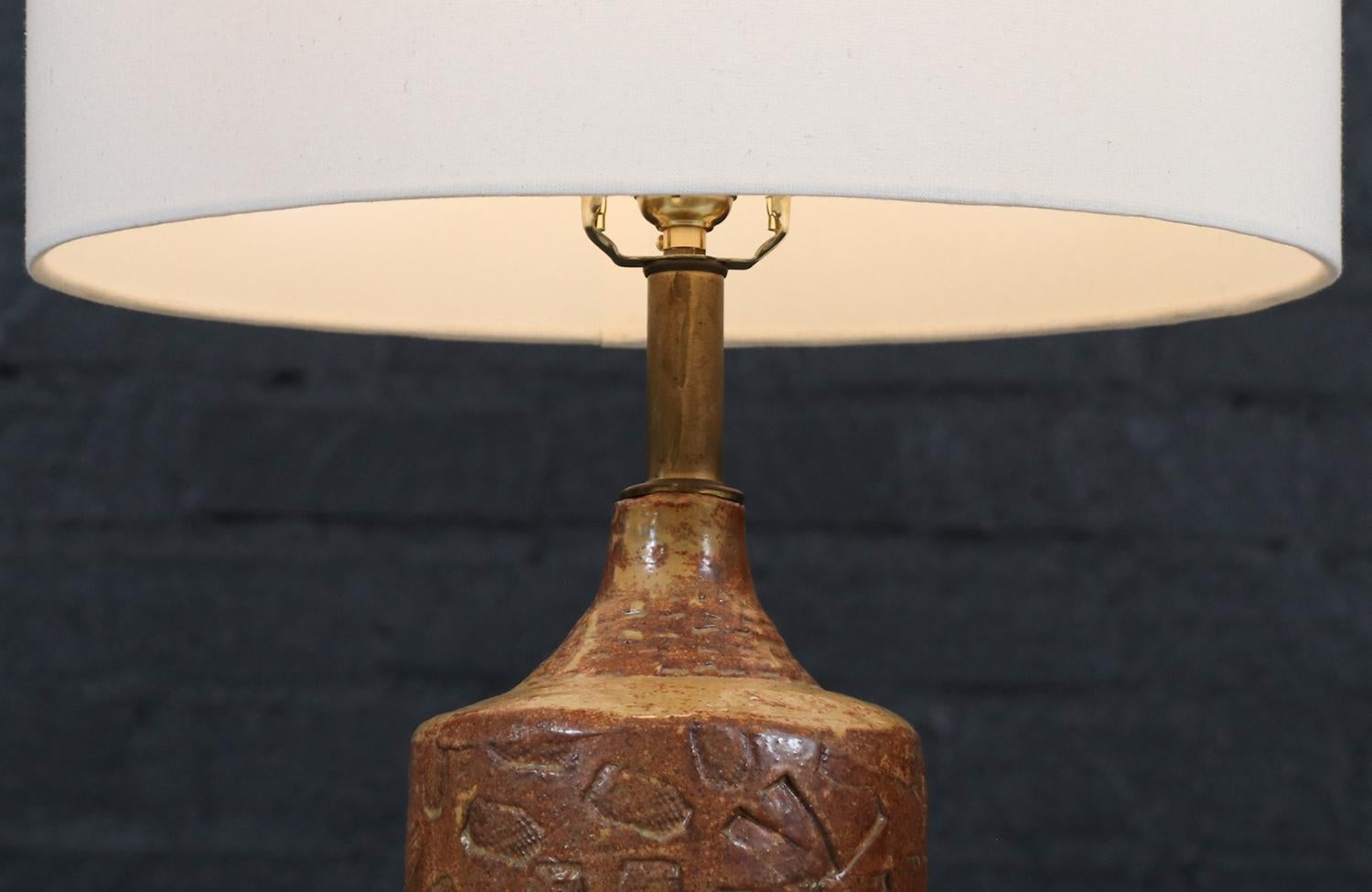 Céramique Lampe de table du milieu du siècle à l'émail terreux et au design abstrait en relief en vente