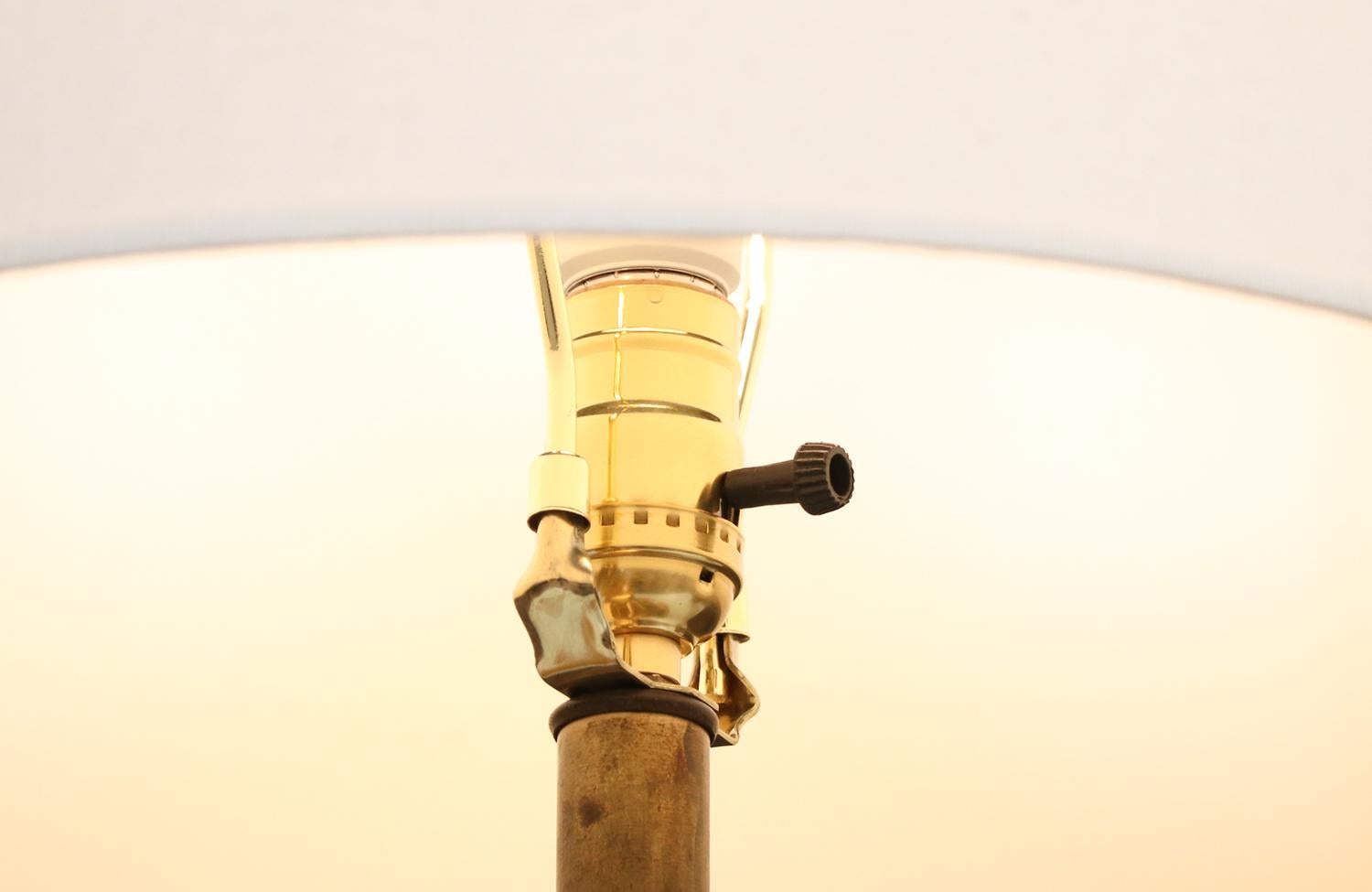 Lampe de table du milieu du siècle à l'émail terreux et au design abstrait en relief en vente 2
