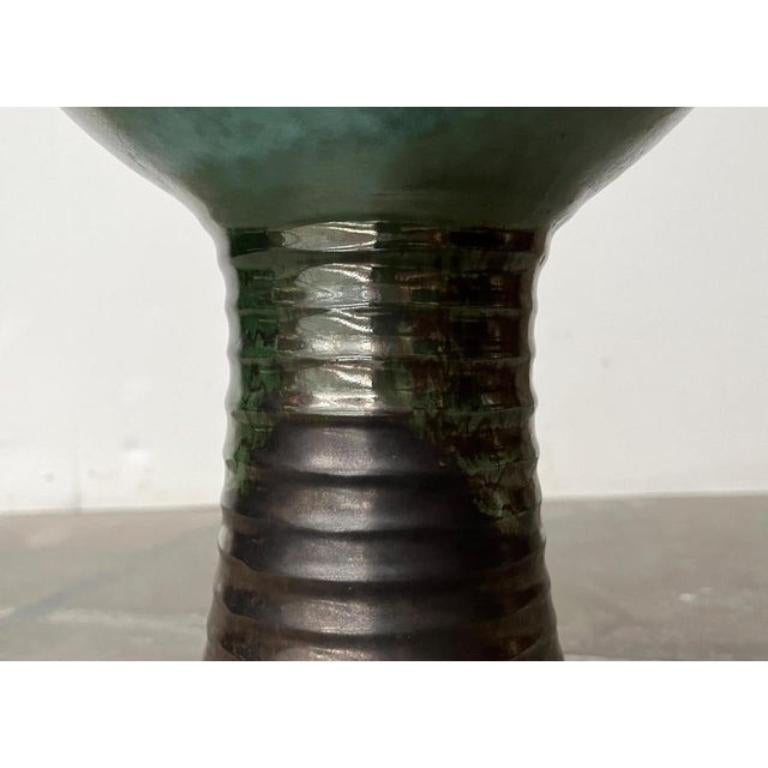 Mitte des Jahrhunderts Ostdeutsche Brutalistische Studio Keramik Bodenvase von Kerstin & Ralf Unterstab für Kunsttöpferei Unterstab KTU, 1960er Jahre, in sehr gutem Zustand. Entworfen 1960 bis 1969 Dieses Stück hat eine Zuordnungsmarke.

Zusätzliche