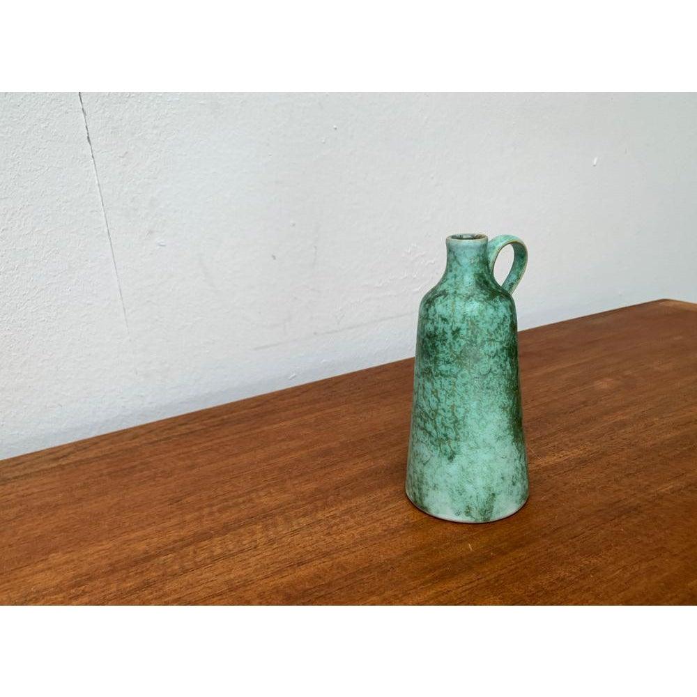 Mid-Century East German GDR Minimalist Studio Pottery Carafe Vase by Kerstin & Ralf Unterstab for Kunsttöpferei Unterstab KTU, 1960s, in Very Good conditions. Designed 1960 to 1969 This piece has an attribution mark.

Additional