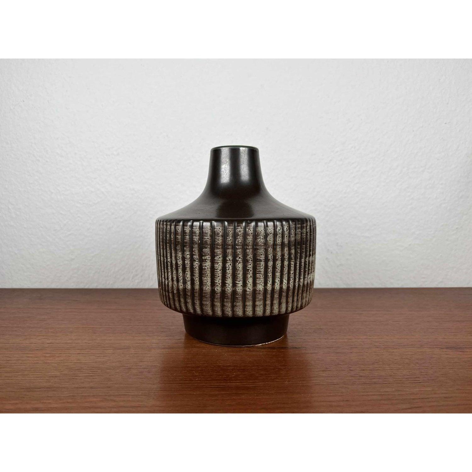 Vaso in ceramica della DDR della metà del secolo scorso di VEB Haldensleben, anni '60, in ottime condizioni. Progettato dal 1960 al 1969 prove ufficiali di autenticità come cataloghi d'epoca, dischi di design.

Informazioni aggiuntive:
Materiali: