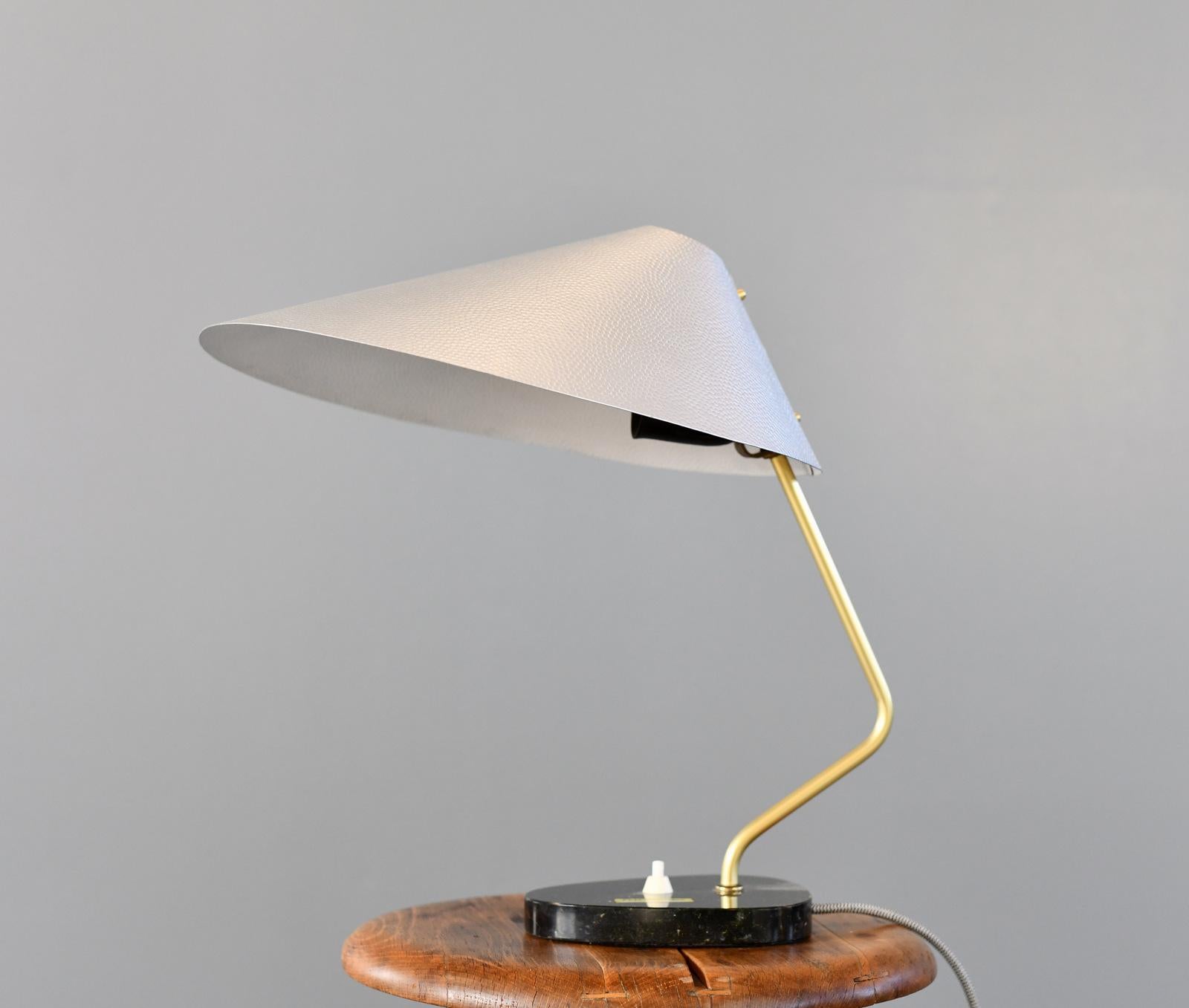 Lampe de table d'Allemagne de l'Est du milieu du siècle dernier Circa 1960s

- Socles en marbre noir
- Interrupteur marche/arrêt sur la base
- Convient aux ampoules de type E27
- Teintes texturées
- Bras en laiton
- Allemagne de l'Est ~ années