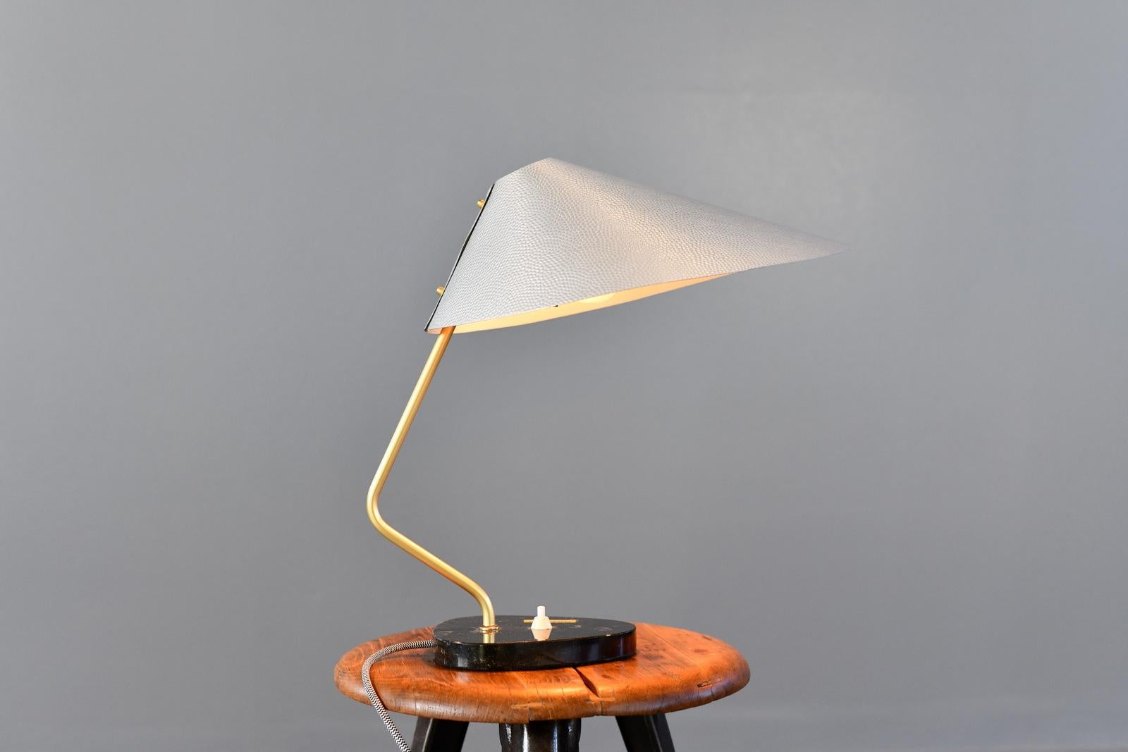 Lampe de table d'Allemagne de l'Est du milieu du siècle dernier Circa 1960s en vente 1