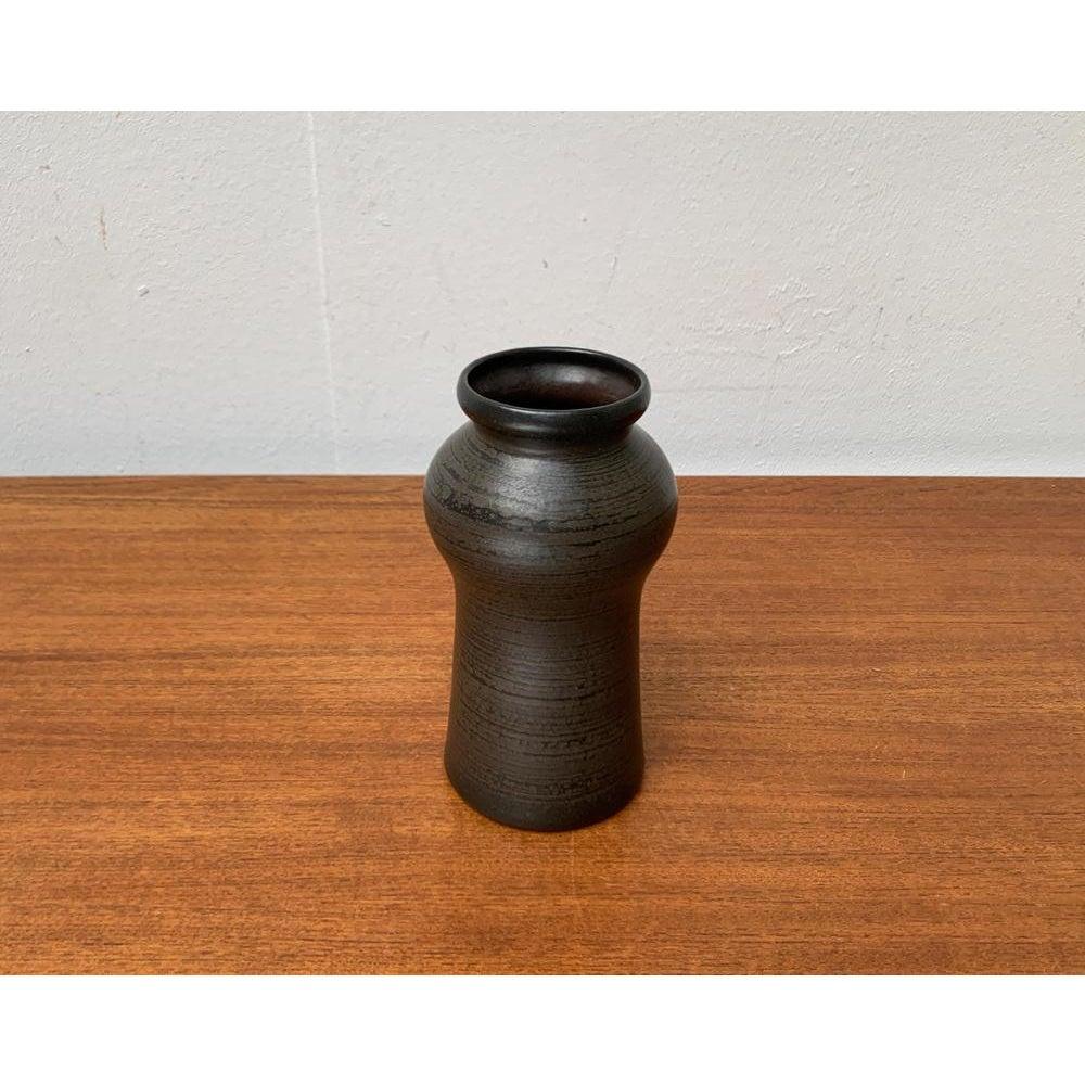 Vaso in ceramica della DDR orientale di metà secolo di Strehla Keramik, anni '60, in ottime condizioni. Progettato tra il 1960 e il 1969 Questo pezzo ha un marchio di attribuzione.

Informazioni aggiuntive:
Materiali: Ceramica
Stile: Moderno di metà
