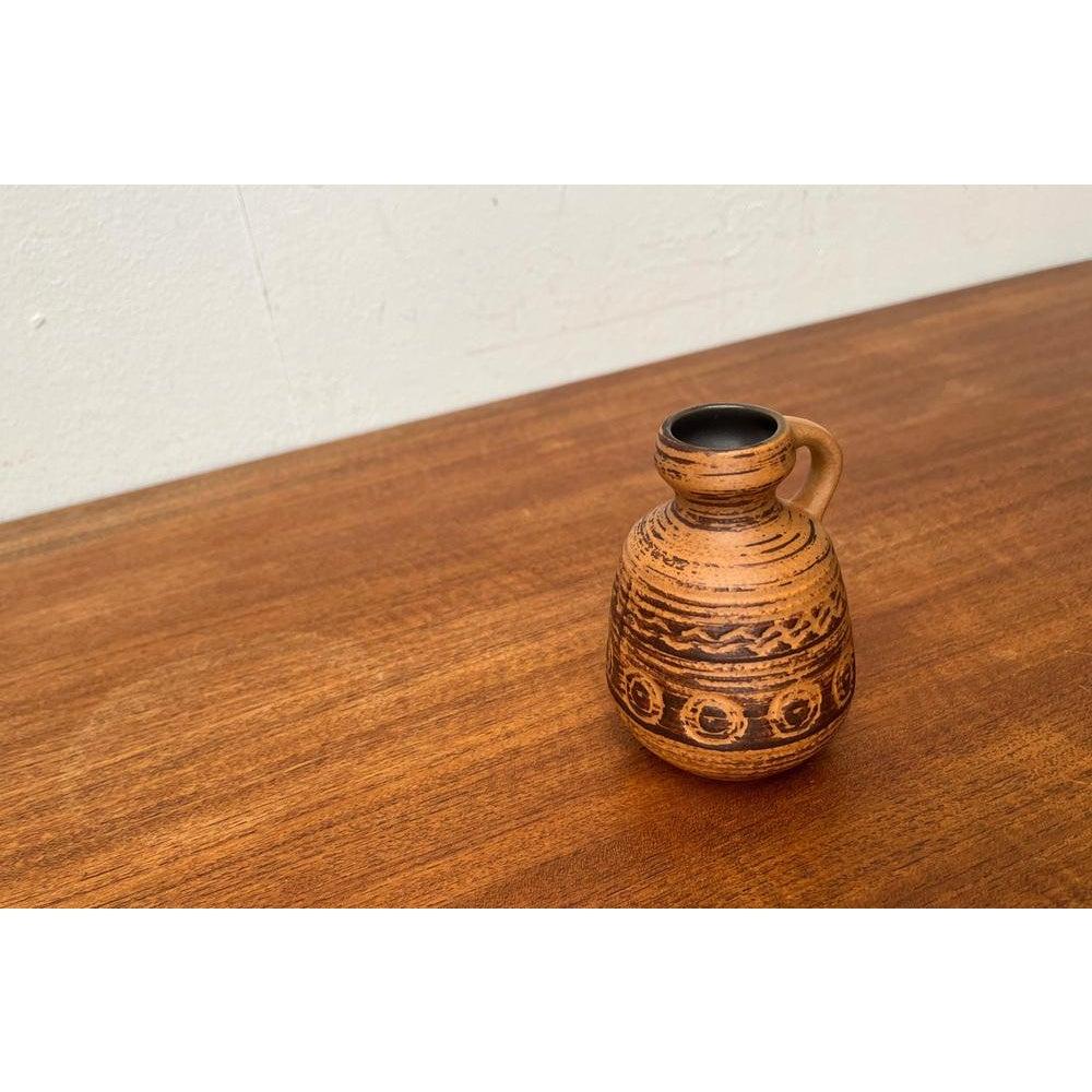 DDR-Keramikvase aus der Mitte des Jahrhunderts von Strehla Keramik, 1960er Jahre, in sehr gutem Zustand. Entworfen 1960 bis 1969 Dieses Stück hat eine Zuordnungsmarke.

Zusätzliche Informationen:
MATERIALIEN: Keramik
Stil: Moderne Mitte des