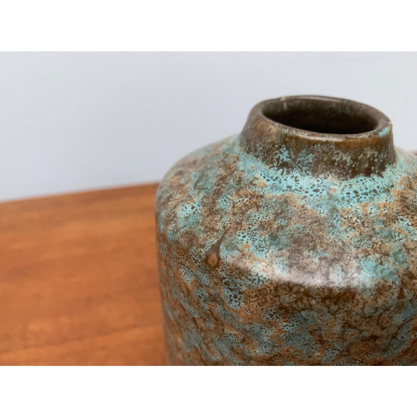 Vaso in ceramica della DDR orientale di metà secolo di Strehla Keramik, in ottime condizioni. Progettato tra il 1960 e il 1969 Questo pezzo ha un marchio di attribuzione.

Informazioni aggiuntive:
Materiali: Ceramica
Stile: Medioevo Moderno
Paese di