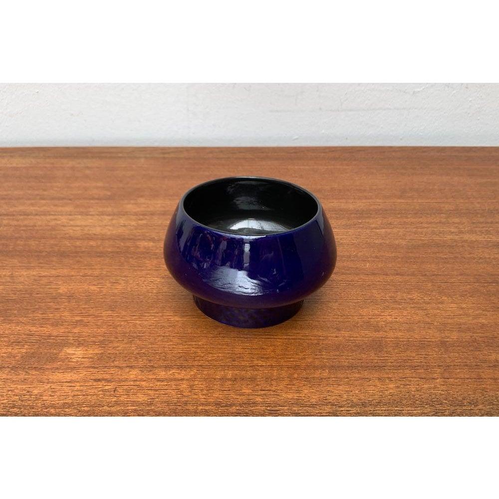 Ciotola in Studio Pottery della DDR orientale di metà secolo di Strehla Keramik, anni '60, in ottime condizioni. Progettato tra il 1960 e il 1969 Questo pezzo ha un marchio di attribuzione.

Informazioni aggiuntive:
Materiali: Ceramica
Colore:
