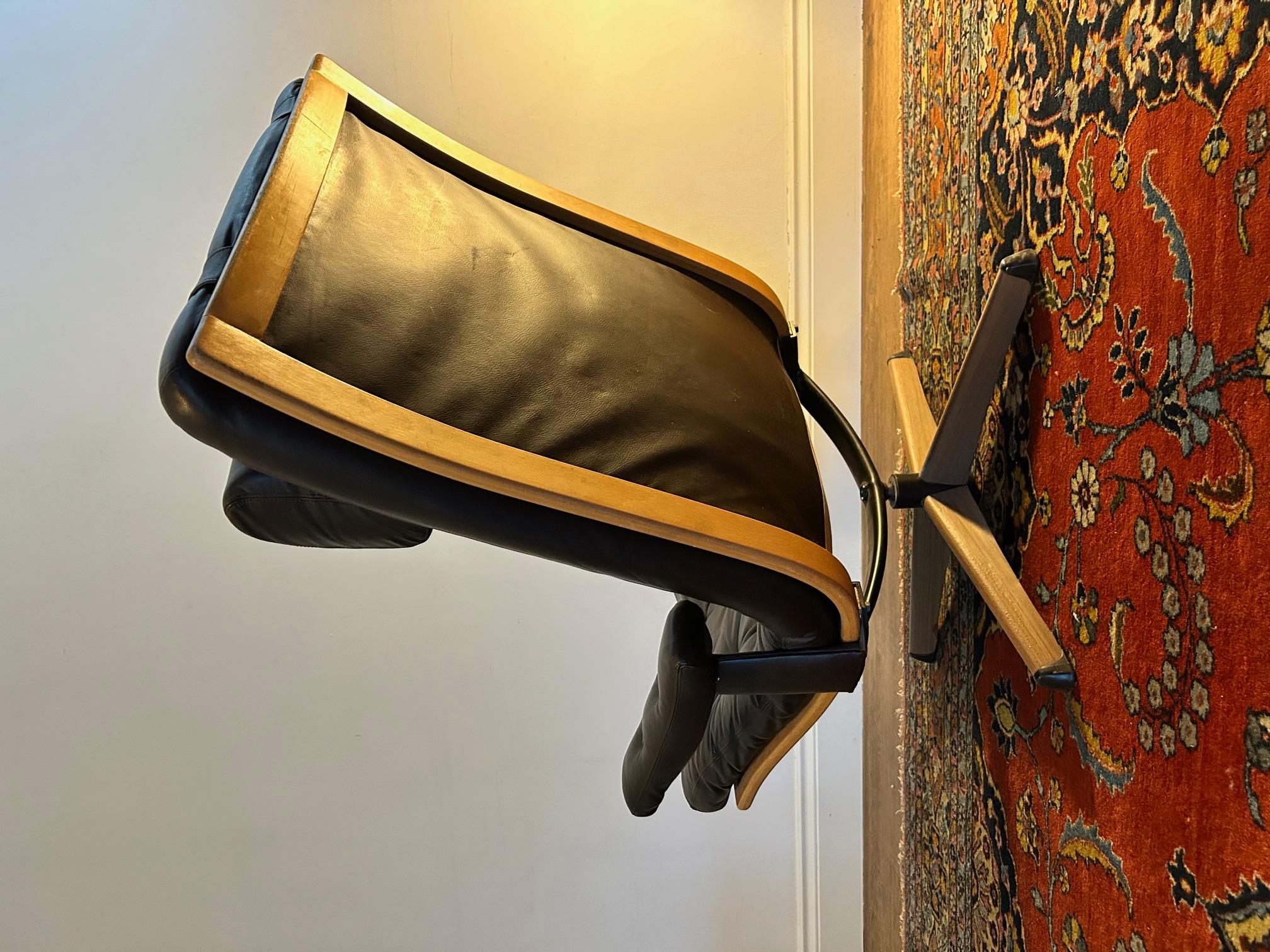 Sillón giratorio con tapicería de piel de Gote Mobler. 
  
Buen estado de uso

