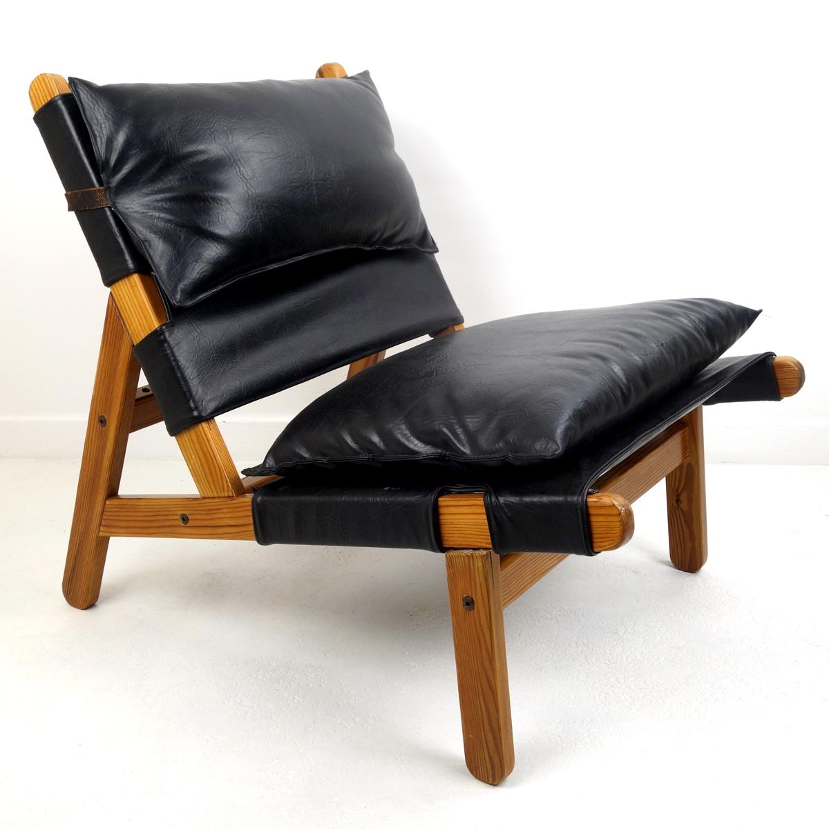 Very elegant easy chair probably dating from the 1960s. It is constructed around a wooden frame and has loose leather seat and backrest cushion.
We do not know who the designer or maker is, but we do know that it is either very rare or even a