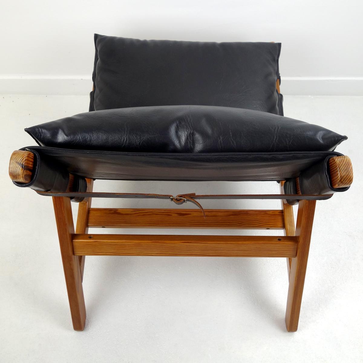 20th Century Midcentury Modern Easy Chair with Wooden Frame and Leather Cushions
