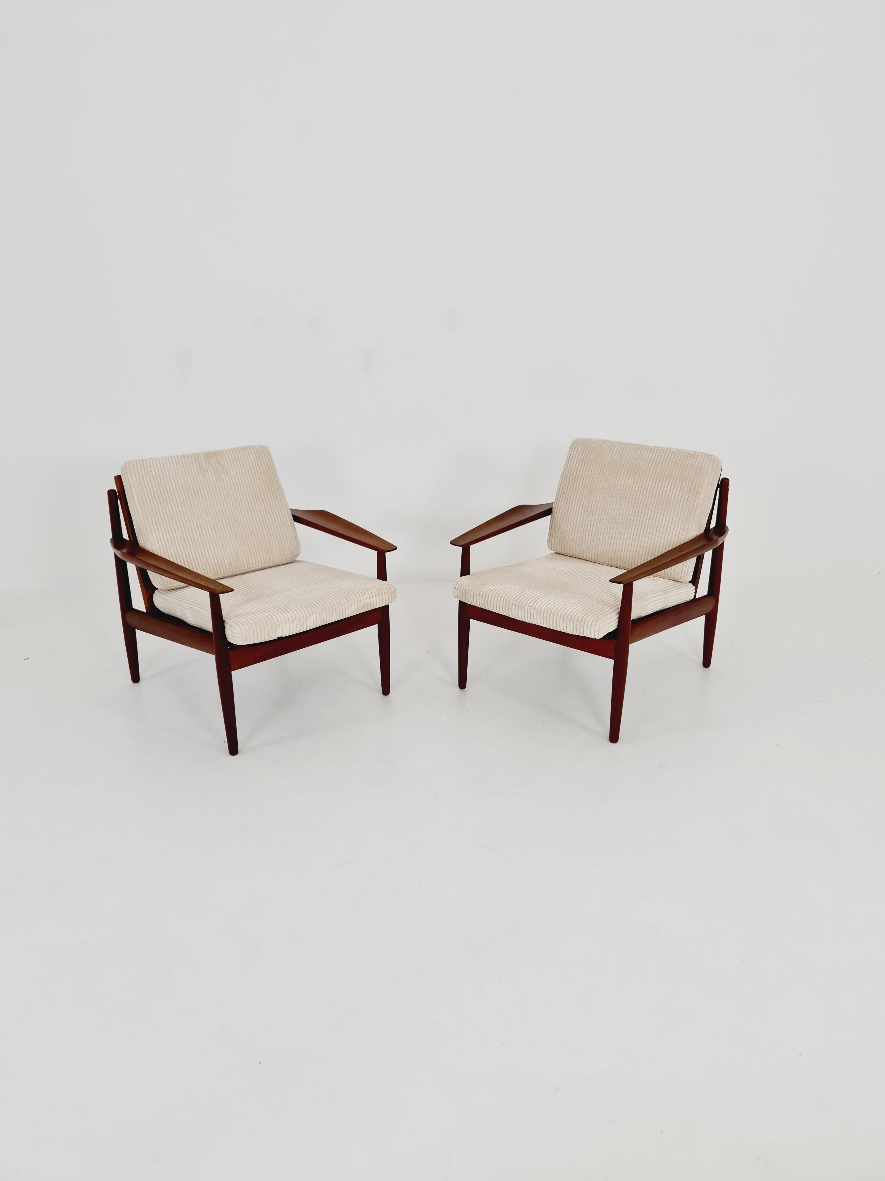Mid century easy lounge chairs by Grete Jalk, Denmark, teak & brass, 19560s, Set of 2

It is in great condition. However, as with all the vintage items some minor wear marks should be expected. The upholstery is in outstanding condition.