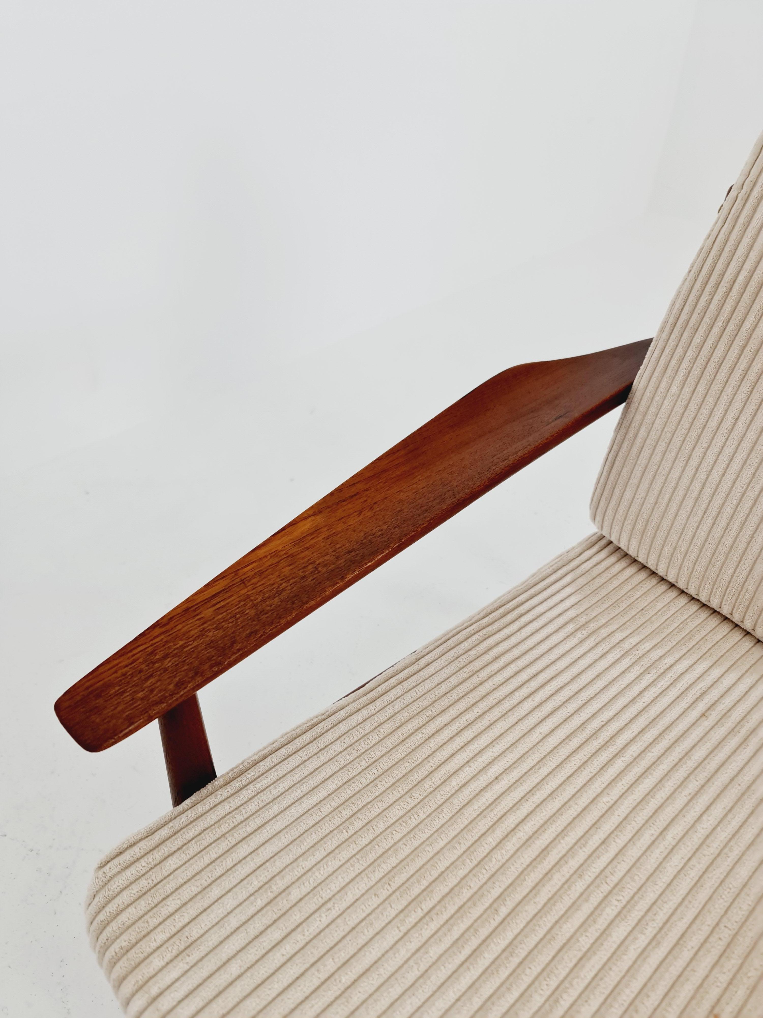 Mid-20th Century Mid century easy lounge chairs by Grete Jalk, Denmark, teak & brass, Set of 2 For Sale