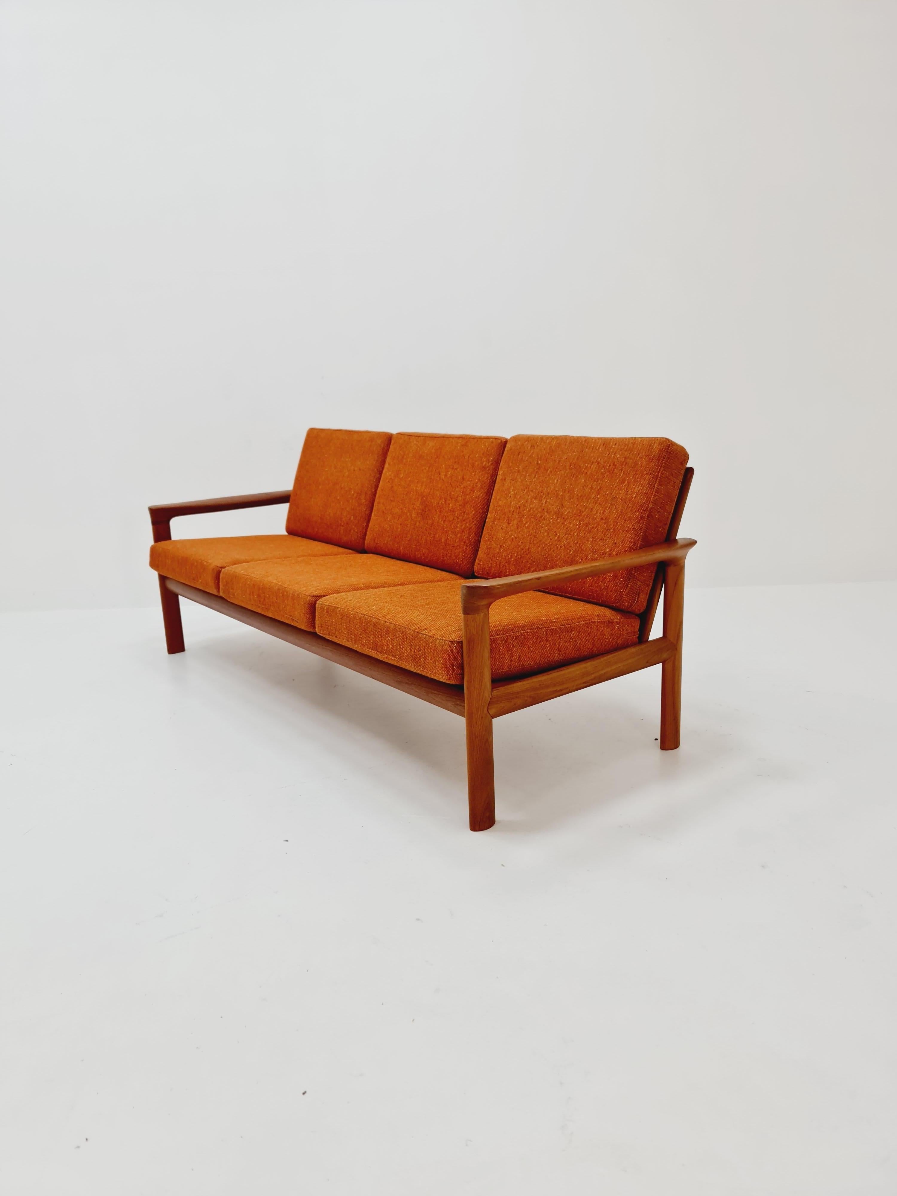 Mid century easy lounge couch by Sven ellekaer for komfort teak  5