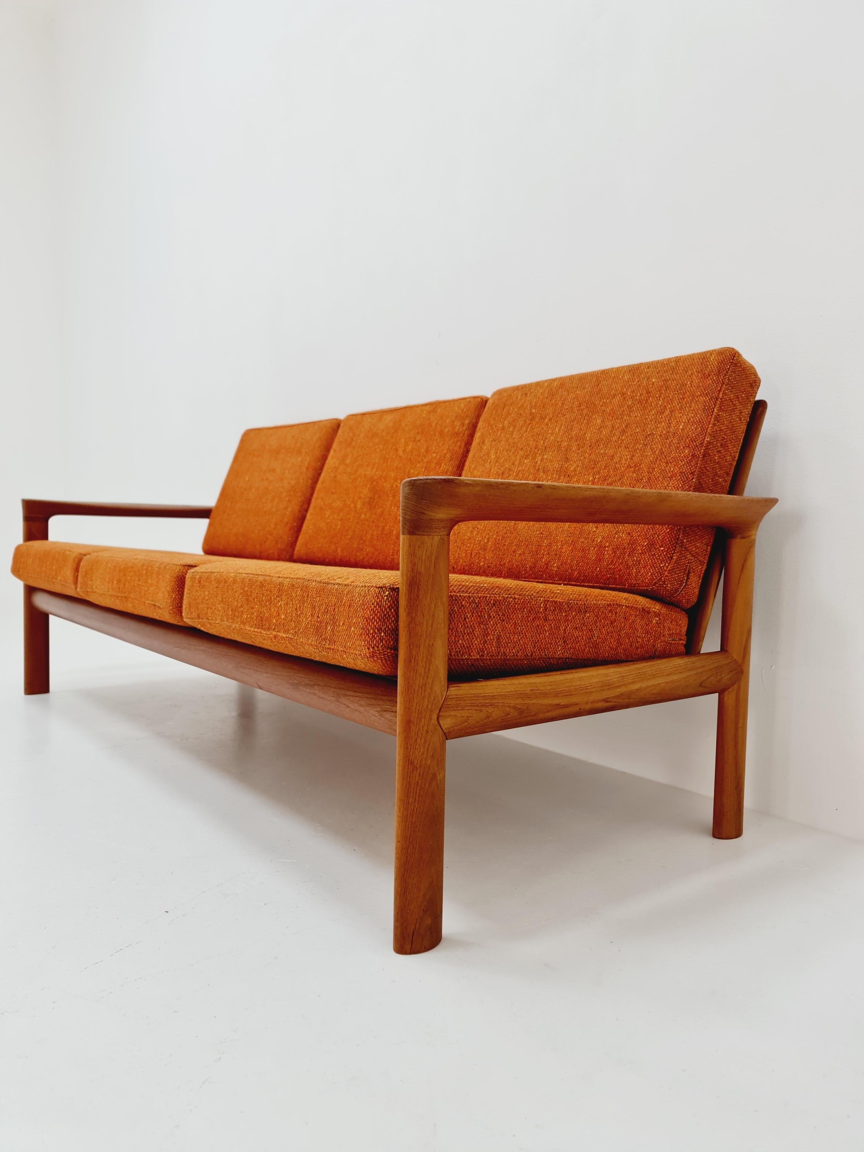 Mid century easy lounge couch by Sven ellekaer for komfort teak  In Good Condition In Gaggenau, DE