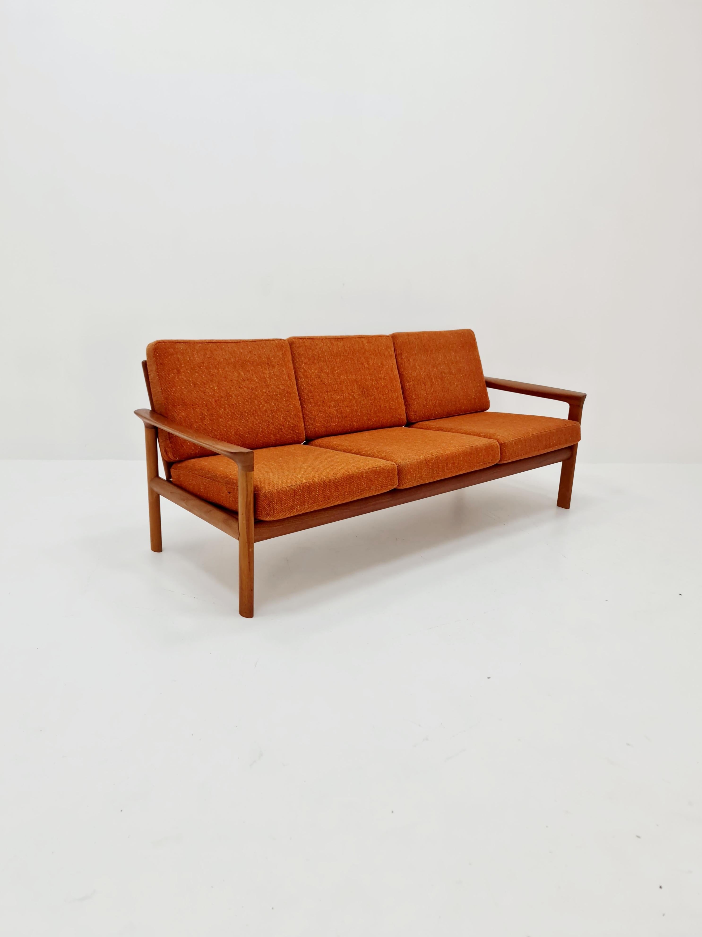 Mid century easy lounge couch by Sven ellekaer for komfort teak  1